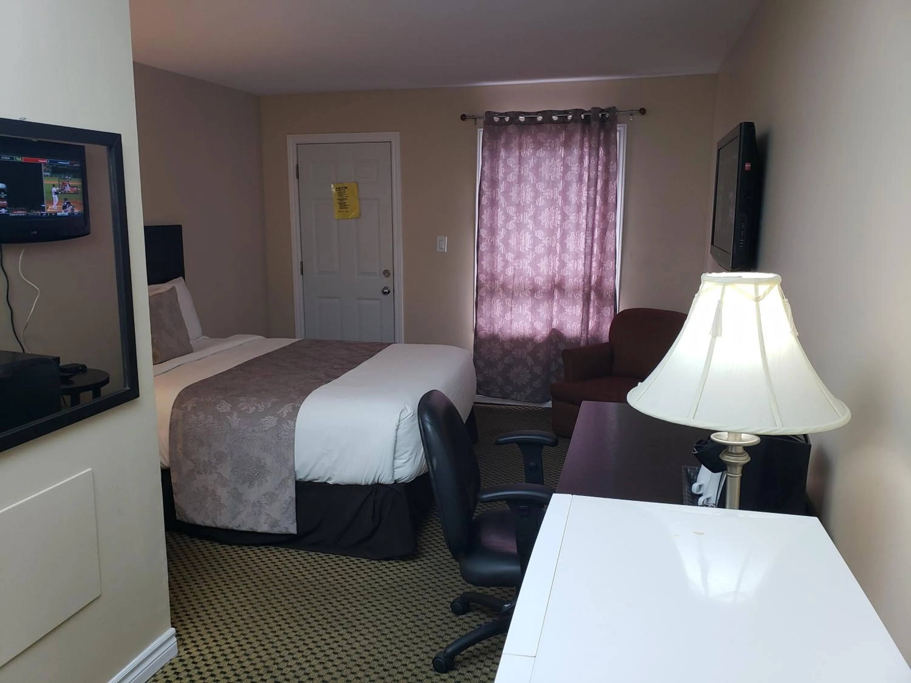 Bed in Regency Inn & Suites