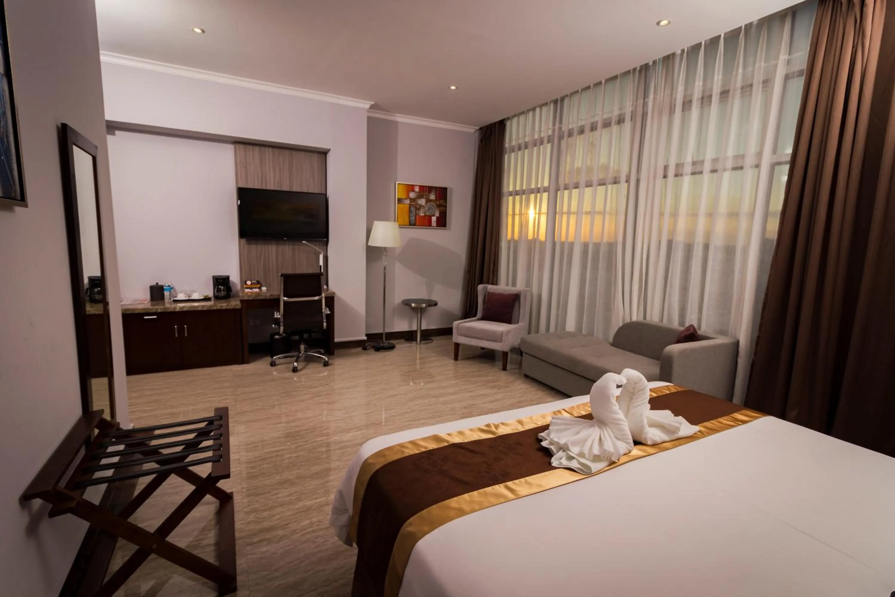 Bed in Hotel City Plaza & Suites