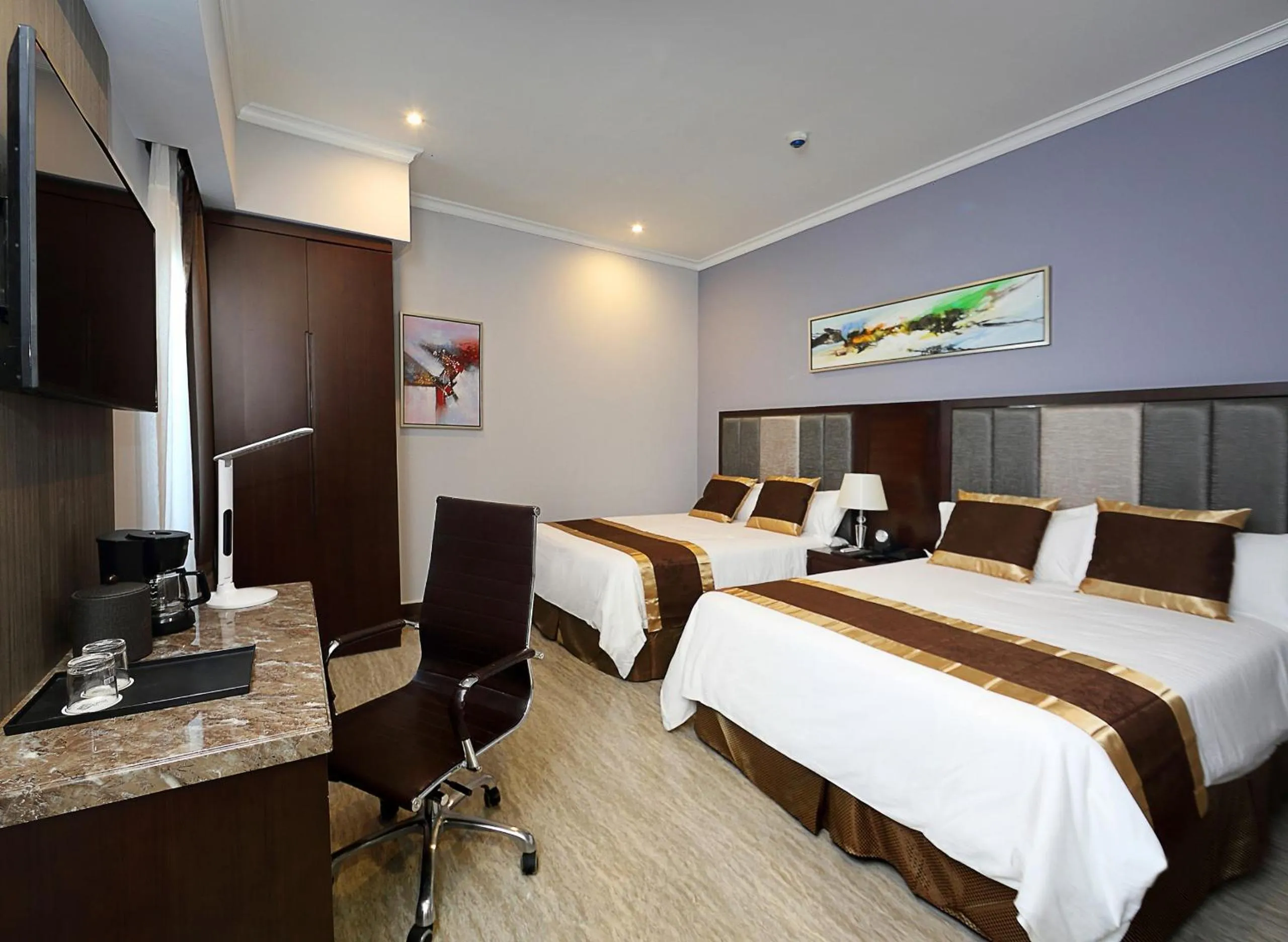 Bed in Hotel City Plaza & Suites