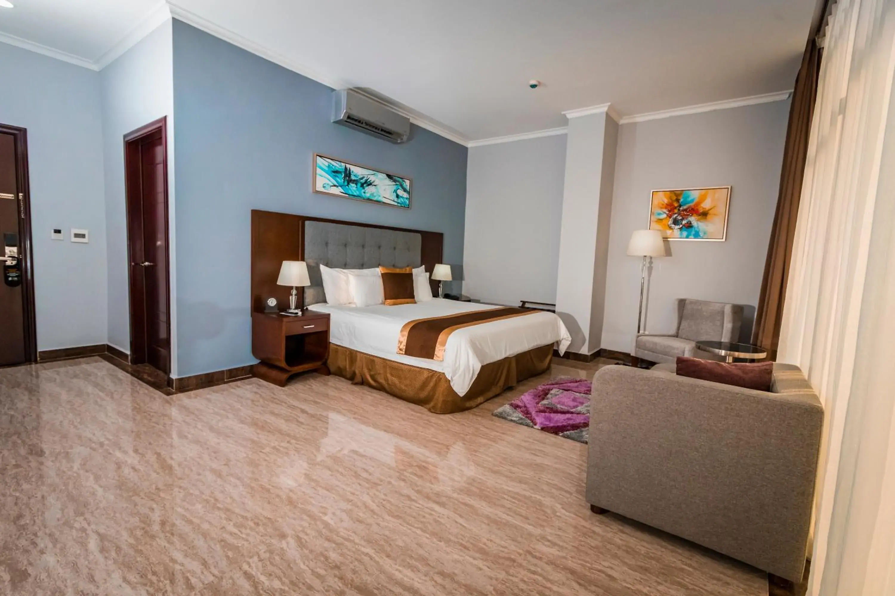 Suite - single occupancy in Hotel City Plaza & Suites Suite - single occupancy in Hotel City Plaza & Suites