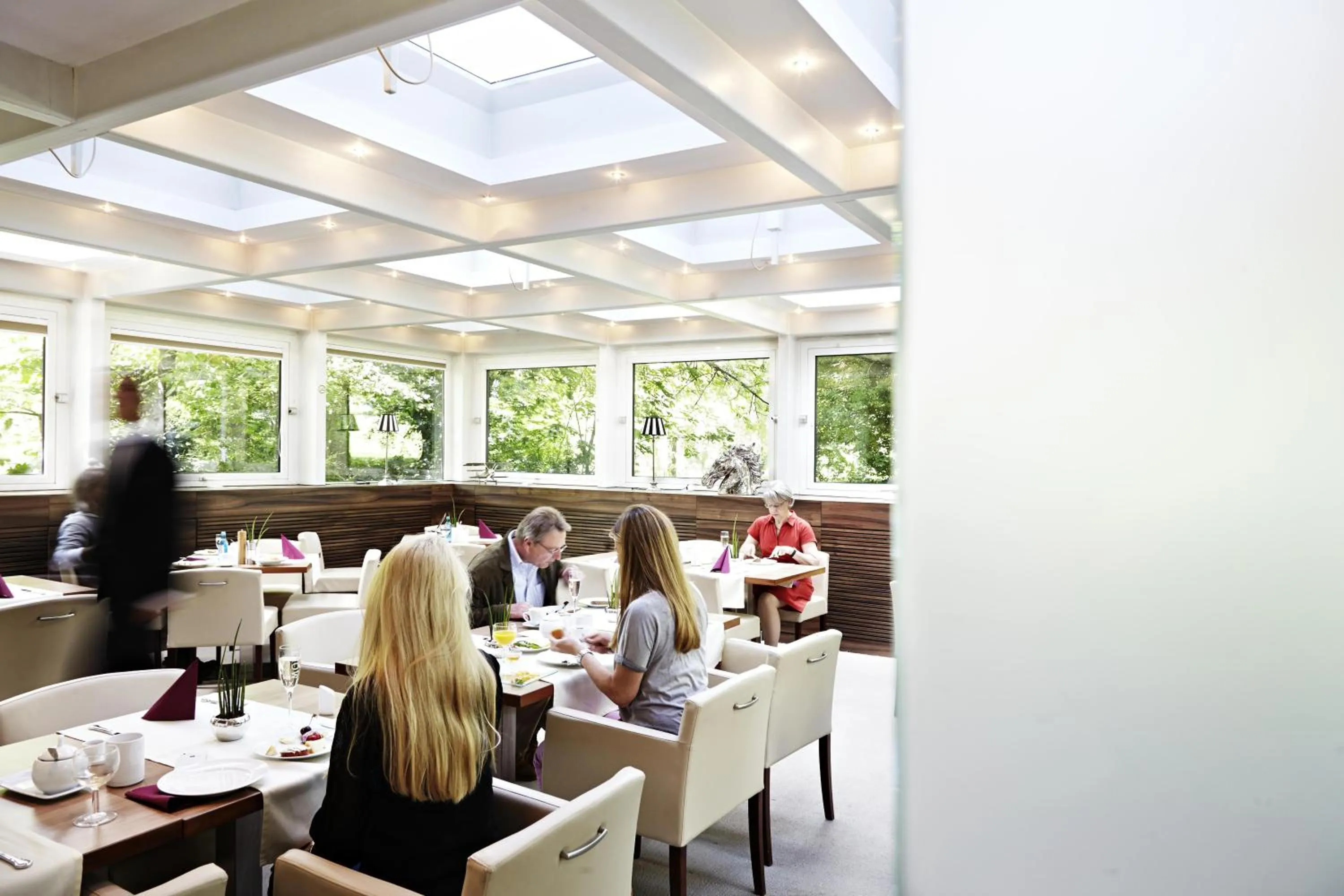 Restaurant/places to eat in Hotel Bonjour