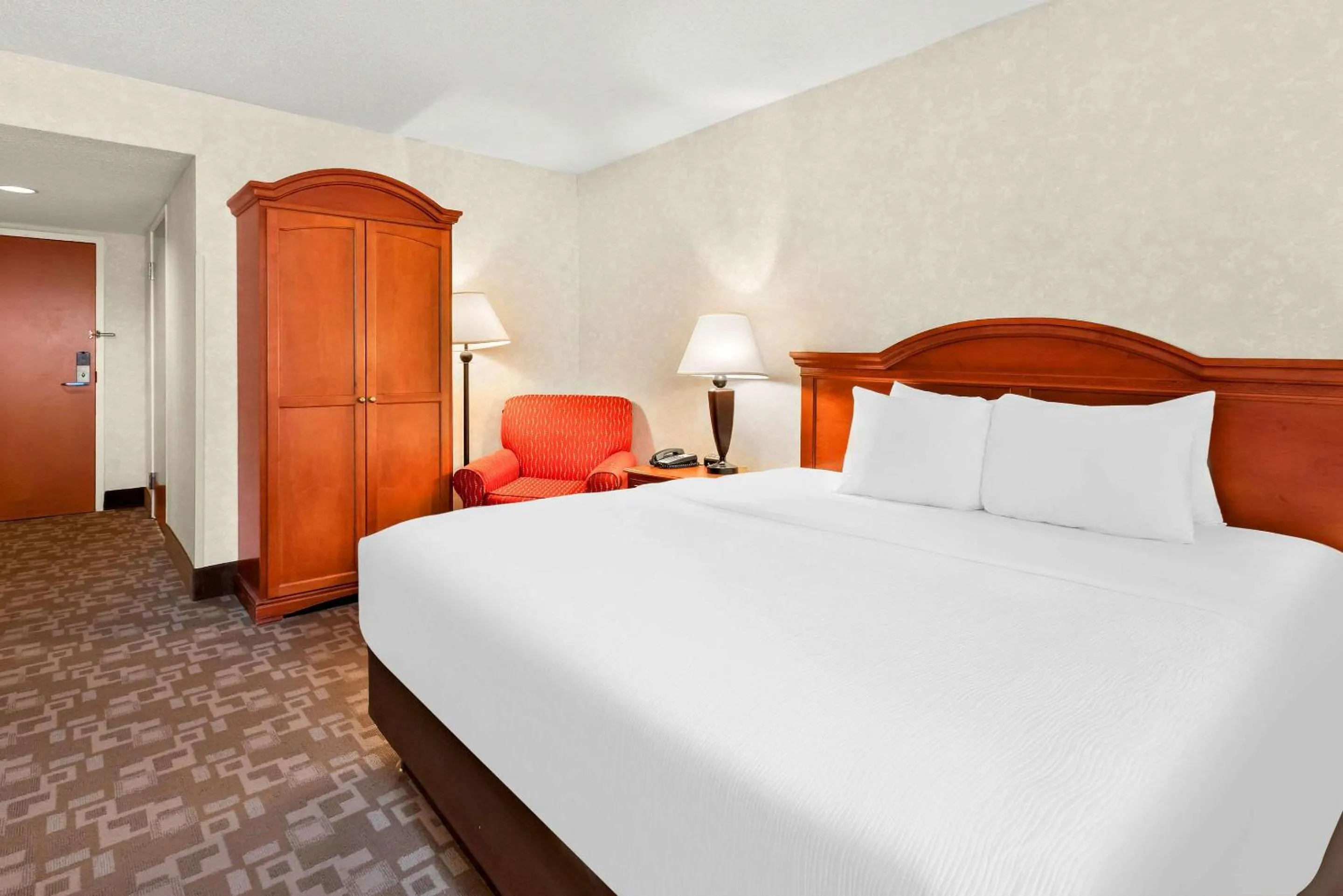 Bedroom, Bed in Quality Inn Edison-New Brunswick