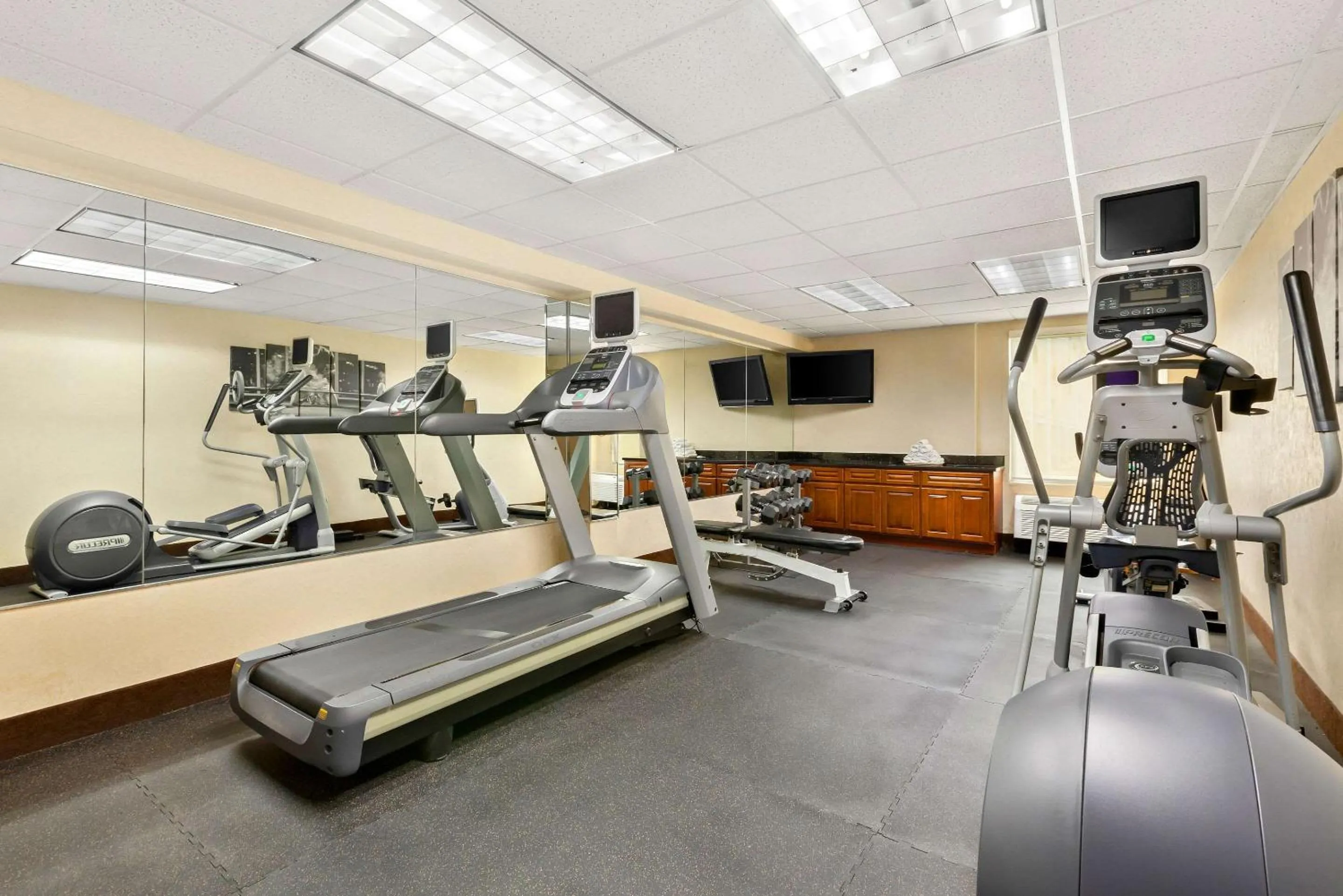 Fitness centre/facilities in Quality Inn Edison-New Brunswick
