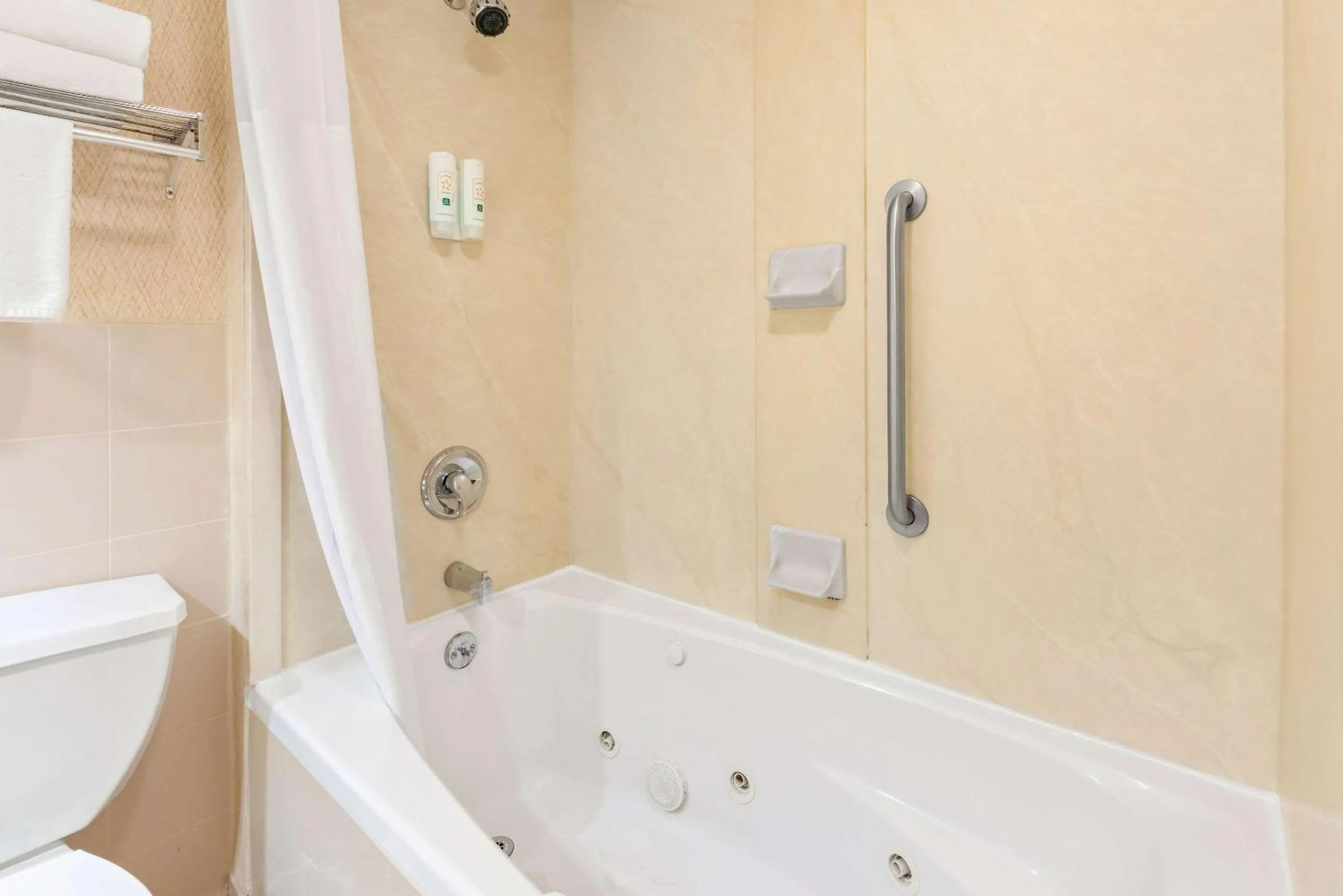 Bedroom in Quality Inn Edison-New Brunswick