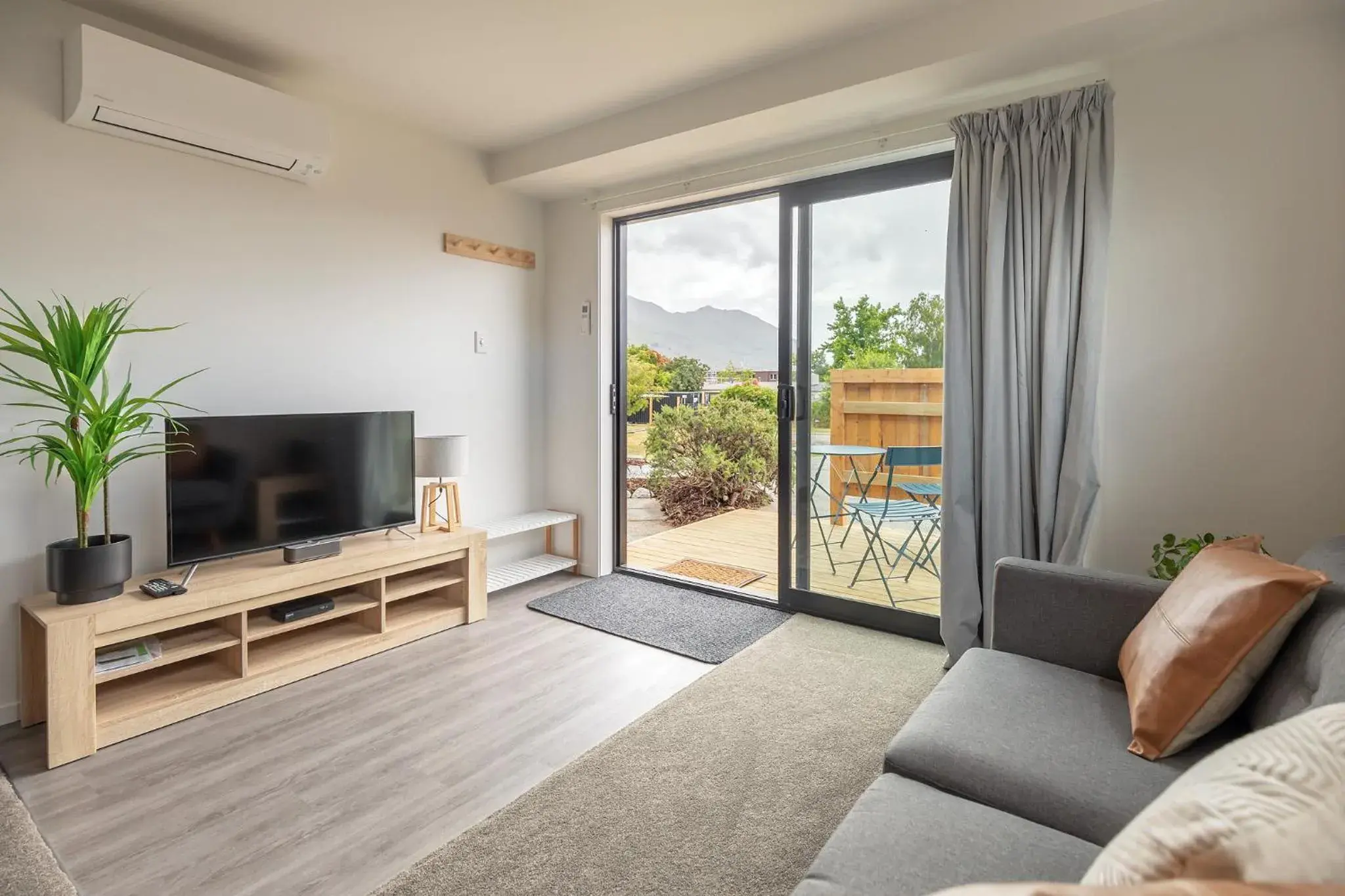 Double Room with Garden View - No Kitchen in The Willows Wanaka Double Room with Garden View - No Kitchen in The Willows Wanaka