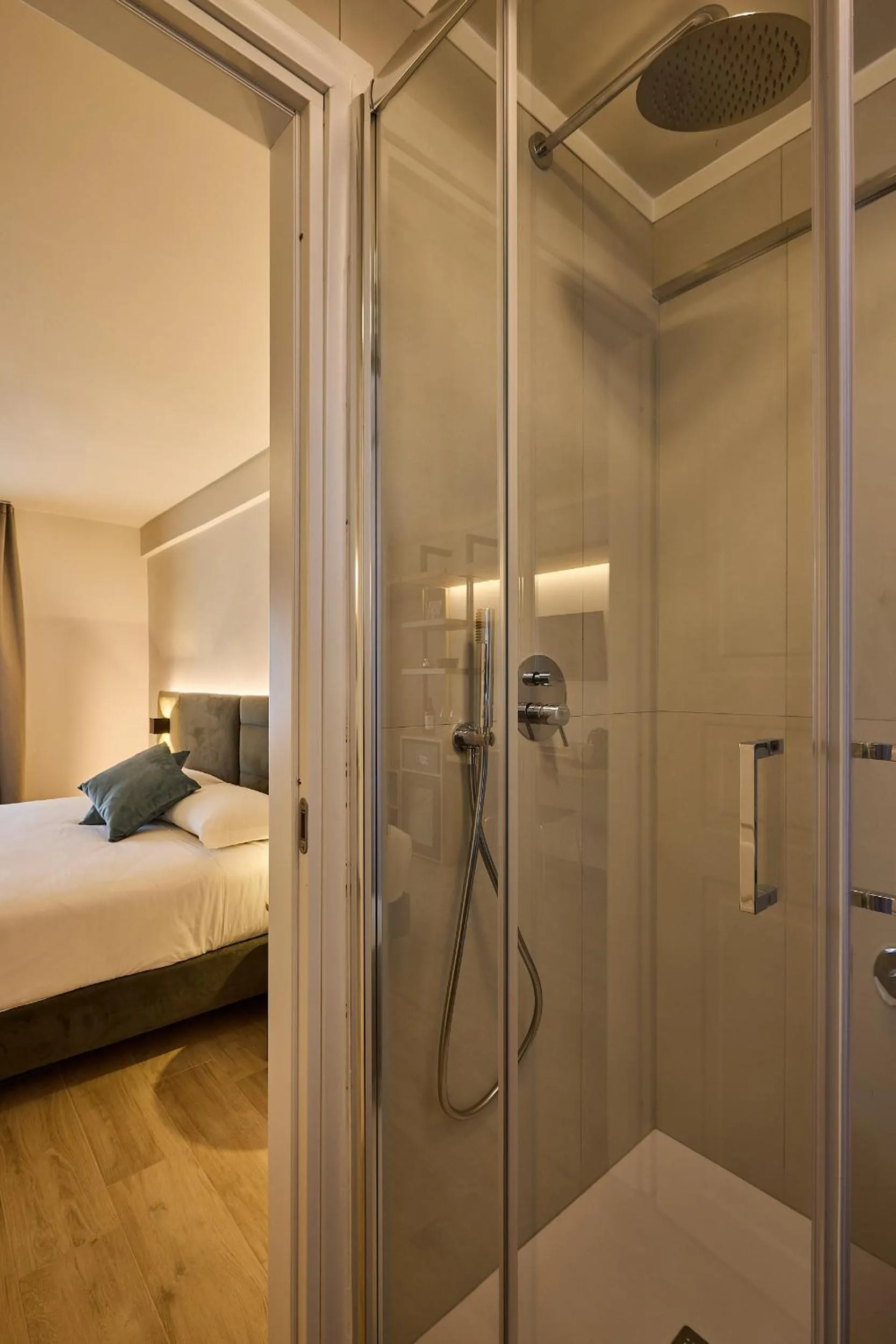Shower, Bed in Relais Tiburtina