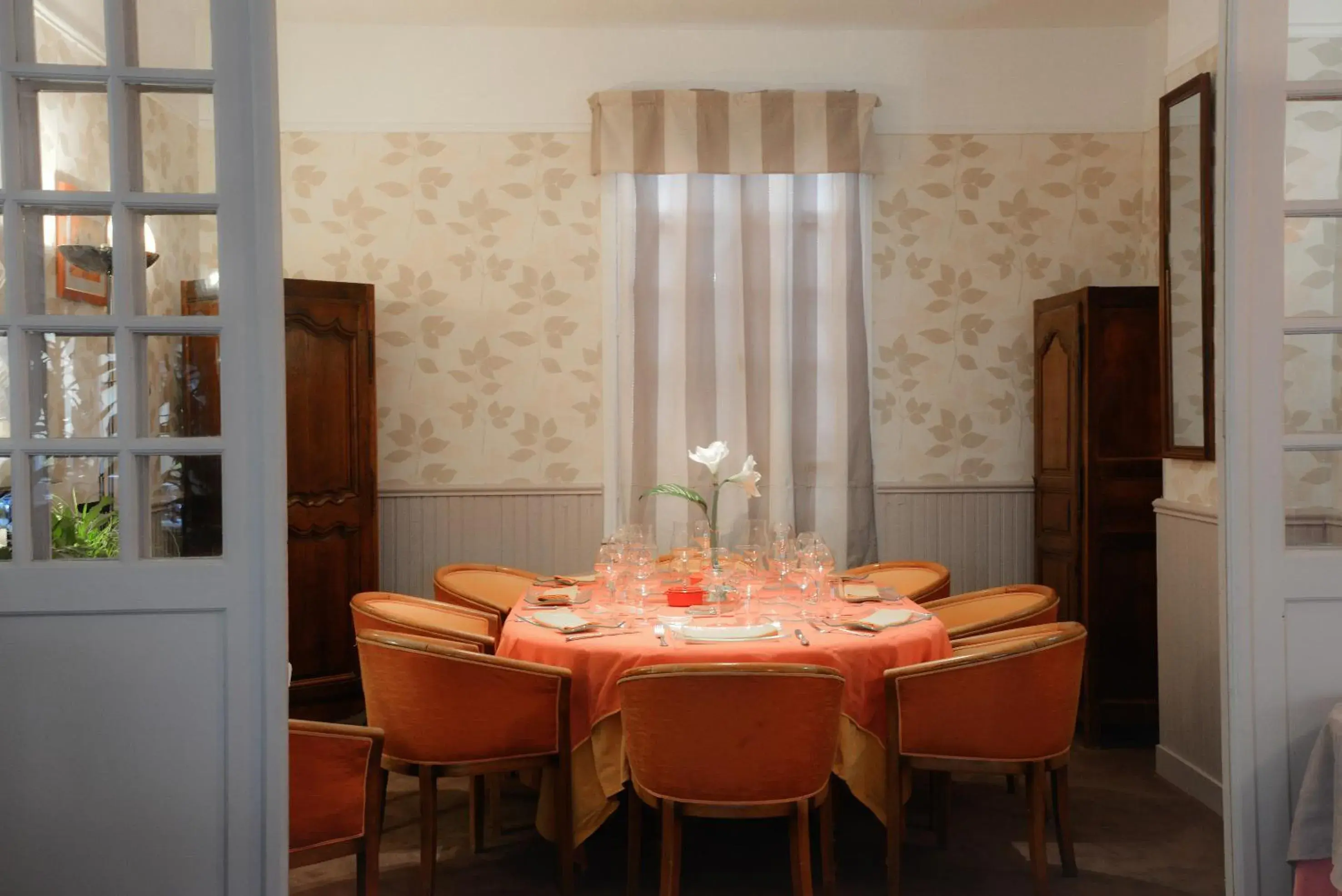 Logis Hôtel et Restaurant du Dauphin Logis Hôtel et Restaurant du Dauphin