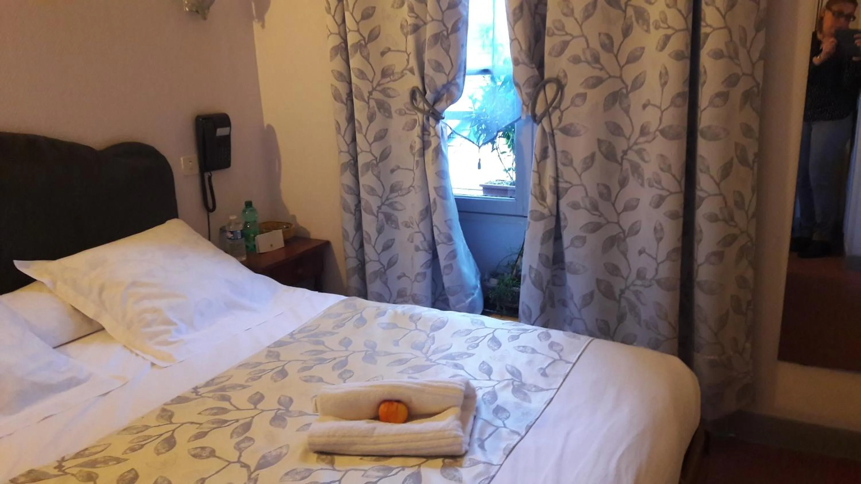 Bed in Logis Hôtel et Restaurant du Dauphin