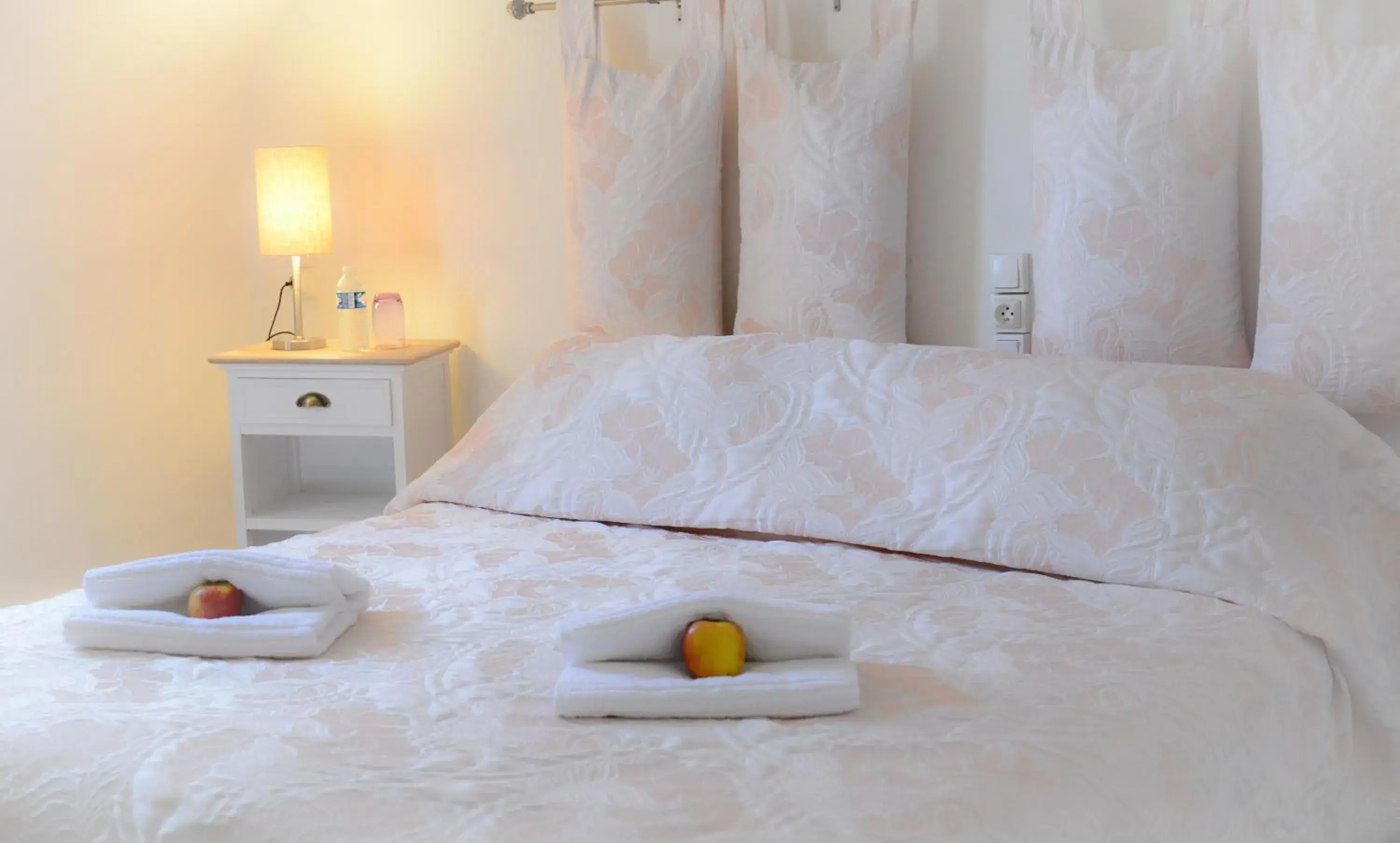 Bed in Logis Hôtel et Restaurant du Dauphin Bed in Logis Hôtel et Restaurant du Dauphin