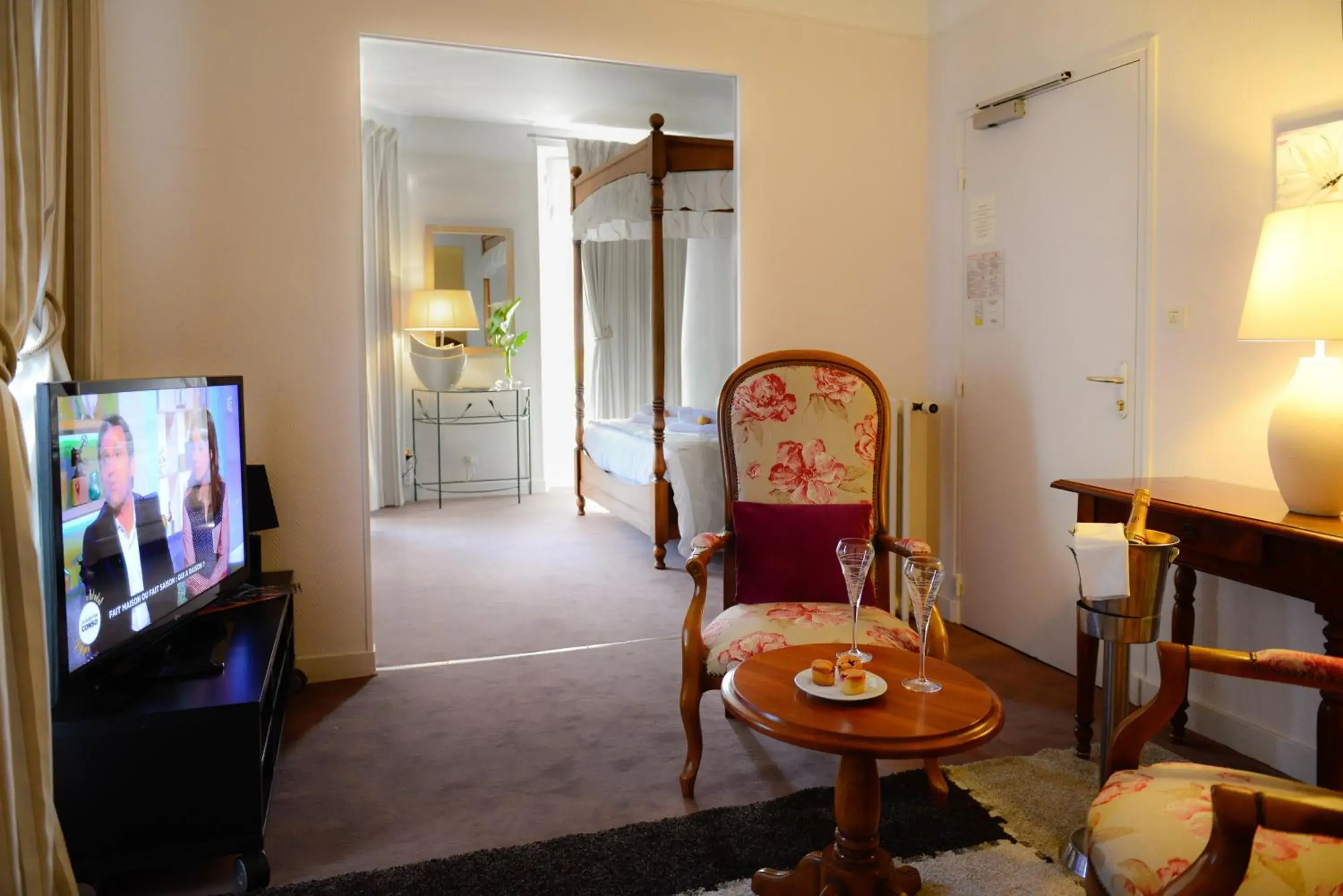 Logis Hôtel et Restaurant du Dauphin Logis Hôtel et Restaurant du Dauphin