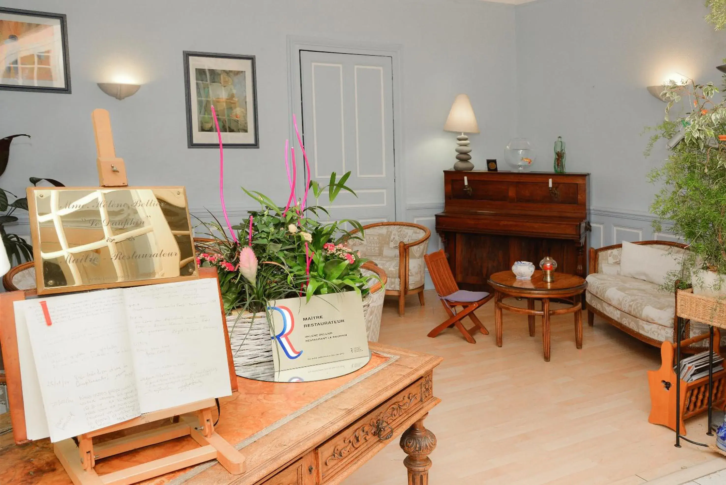 Logis Hôtel et Restaurant du Dauphin Logis Hôtel et Restaurant du Dauphin