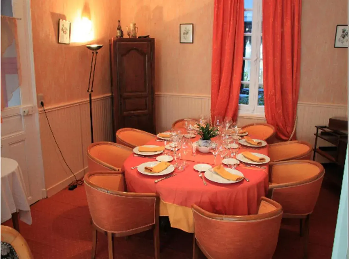 Logis Hôtel et Restaurant du Dauphin Logis Hôtel et Restaurant du Dauphin