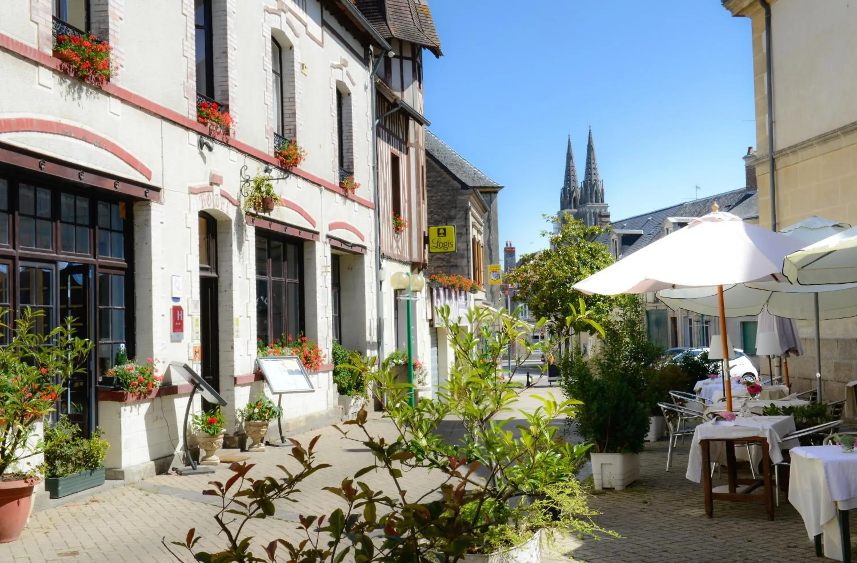 Logis Hôtel et Restaurant du Dauphin Logis Hôtel et Restaurant du Dauphin