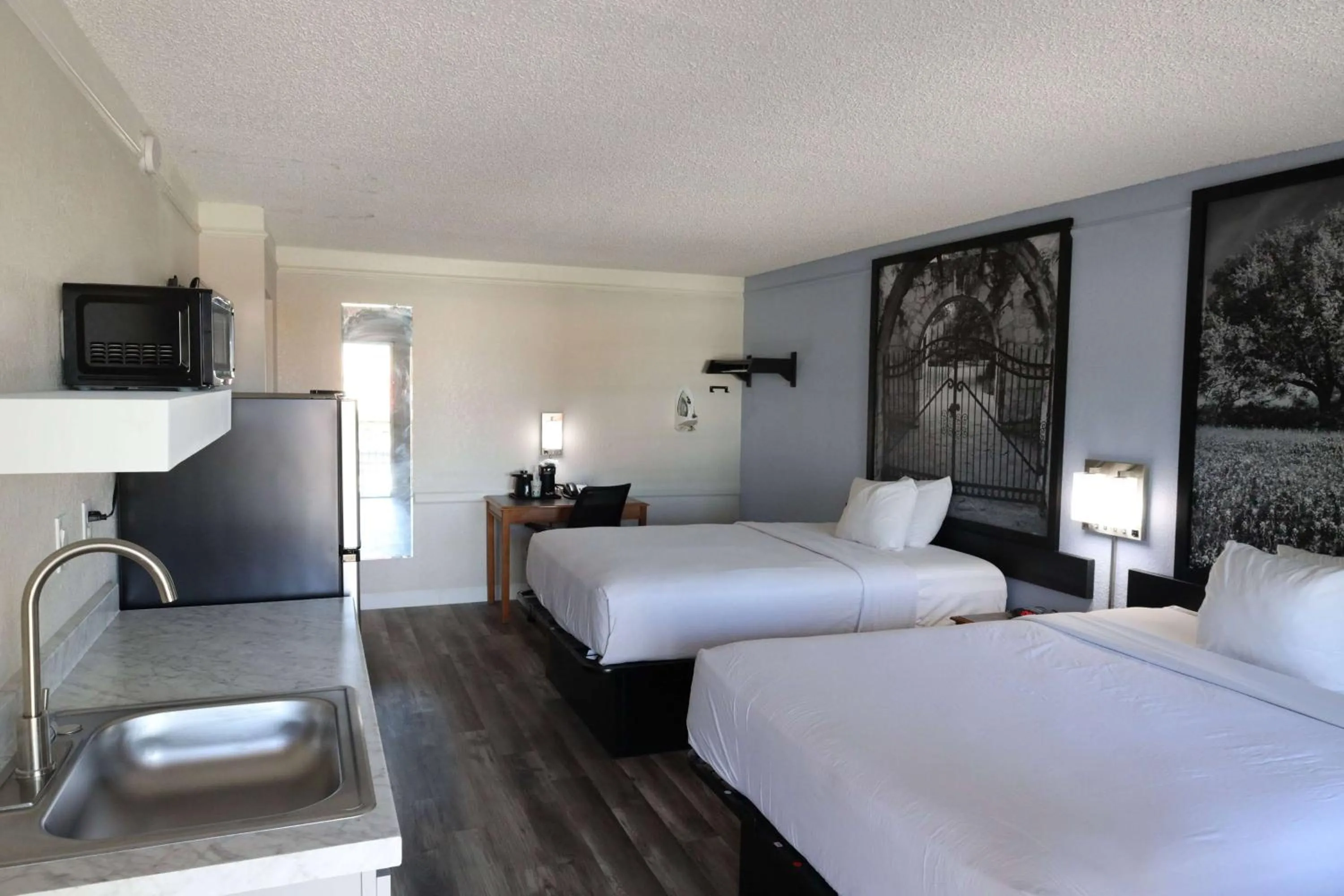 Photo of the whole room, Bed in Super 8 by Wyndham Austin South I-35