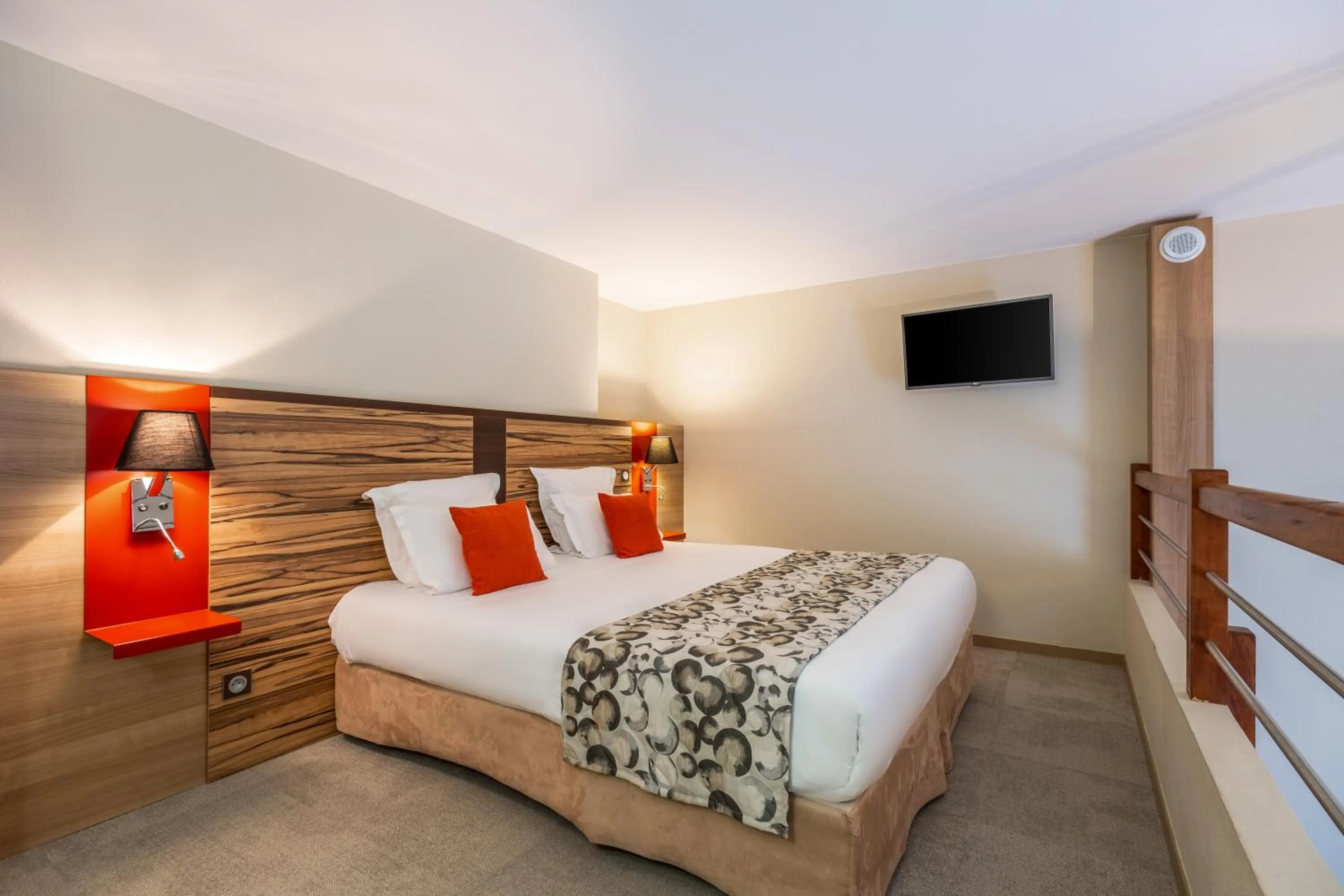 Photo of the whole room, Bed in Aparthotel Adagio Lyon Patio Confluence