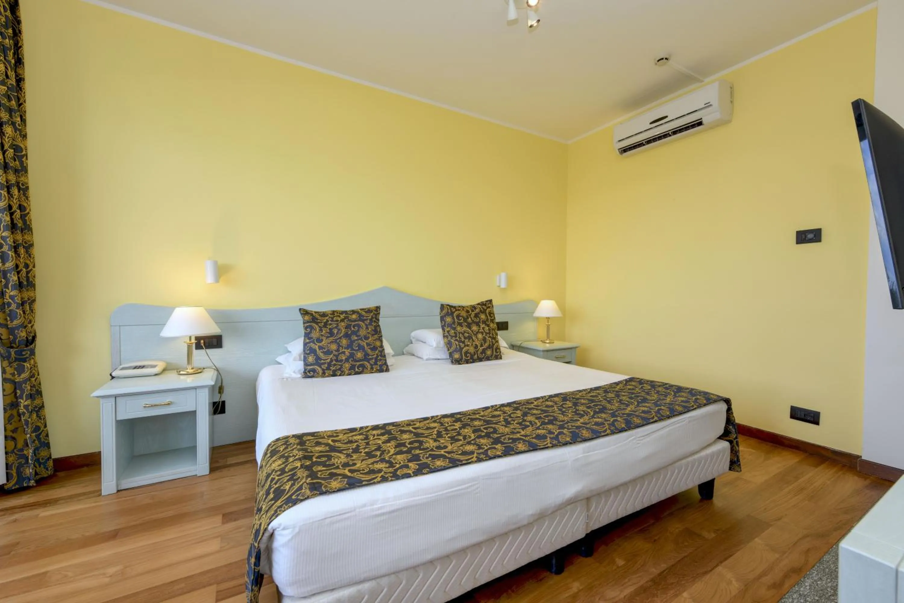 Bed in Lido International