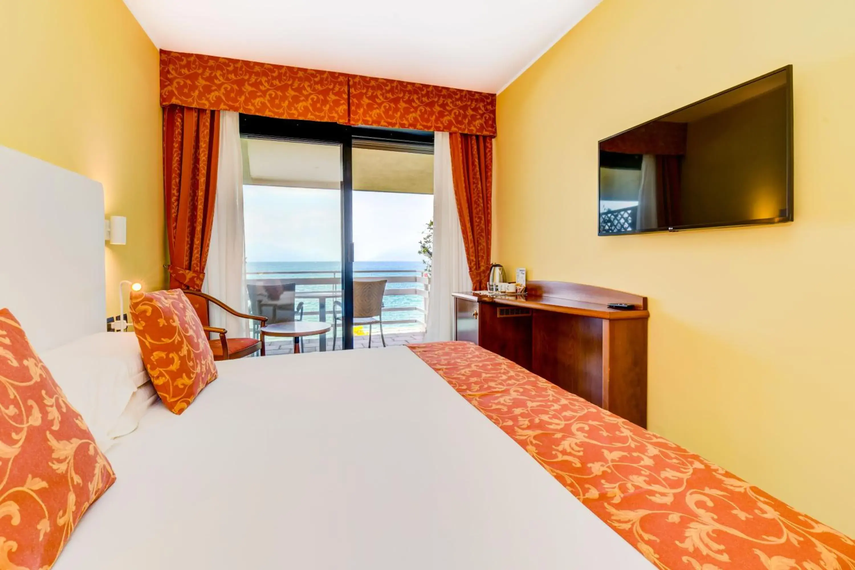 Superior Plus Double Room with Lake View - single occupancy in Lido International Superior Plus Double Room with Lake View - single occupancy in Lido International