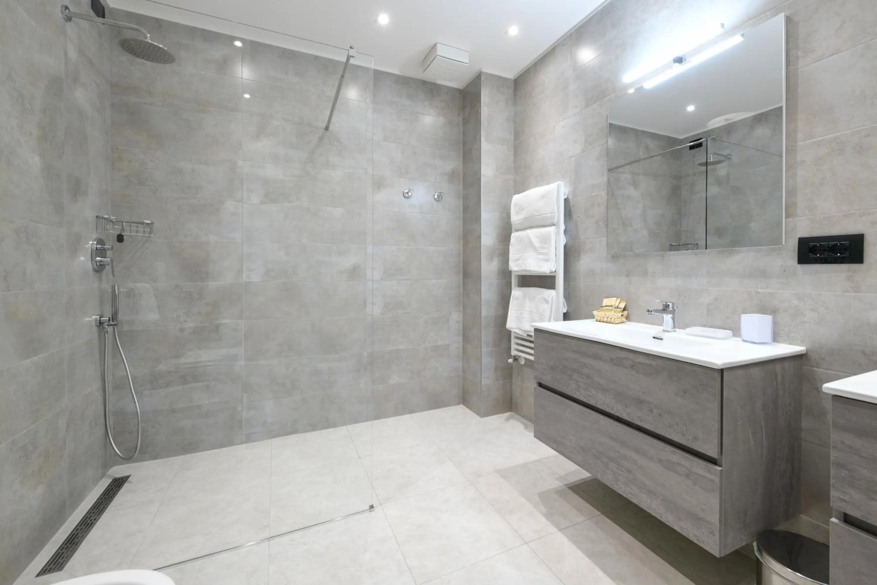 Shower in Lido International