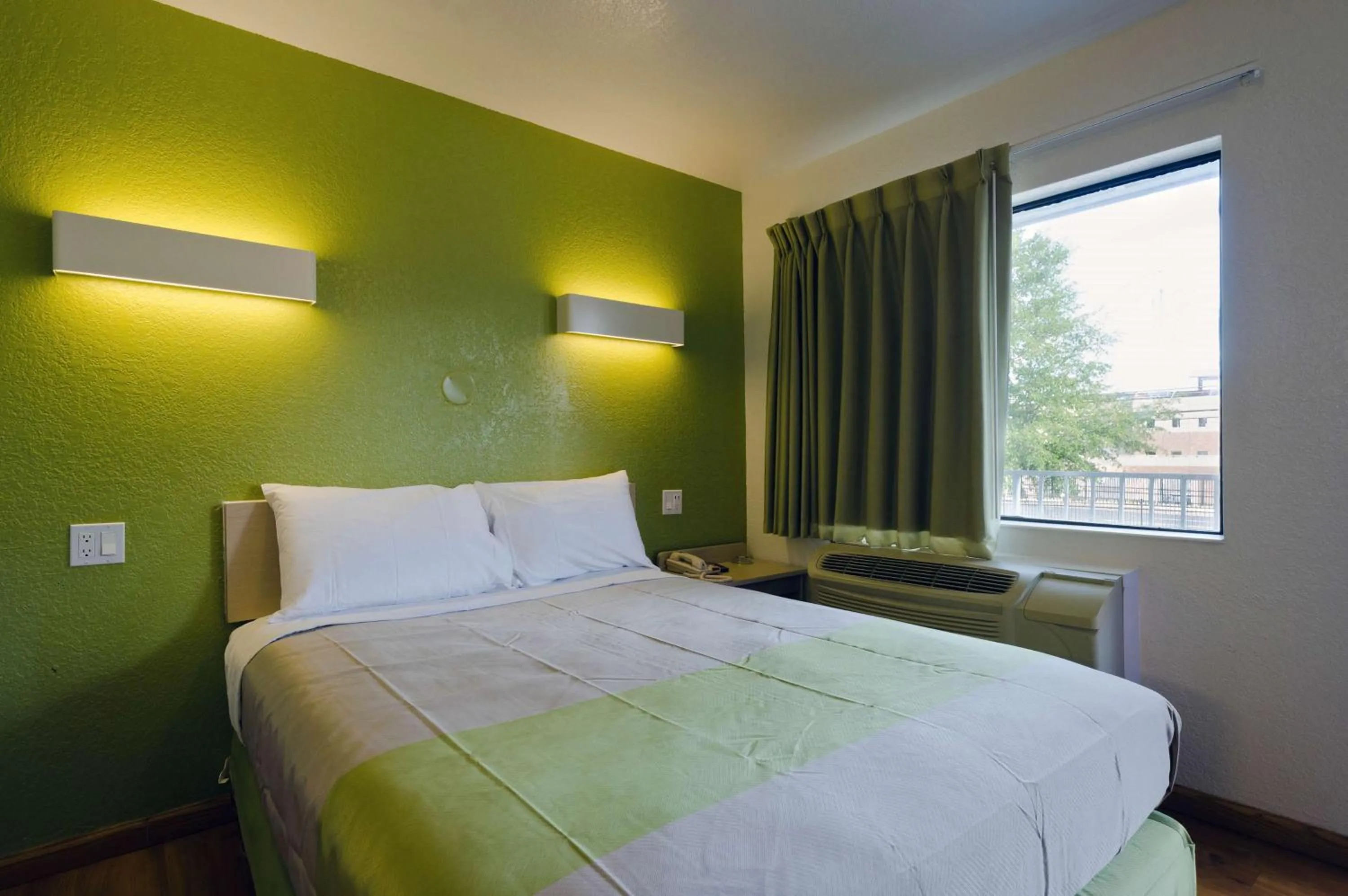 Photo of the whole room, Bed in Motel 6-Camp Springs, DC - South Camp Springs