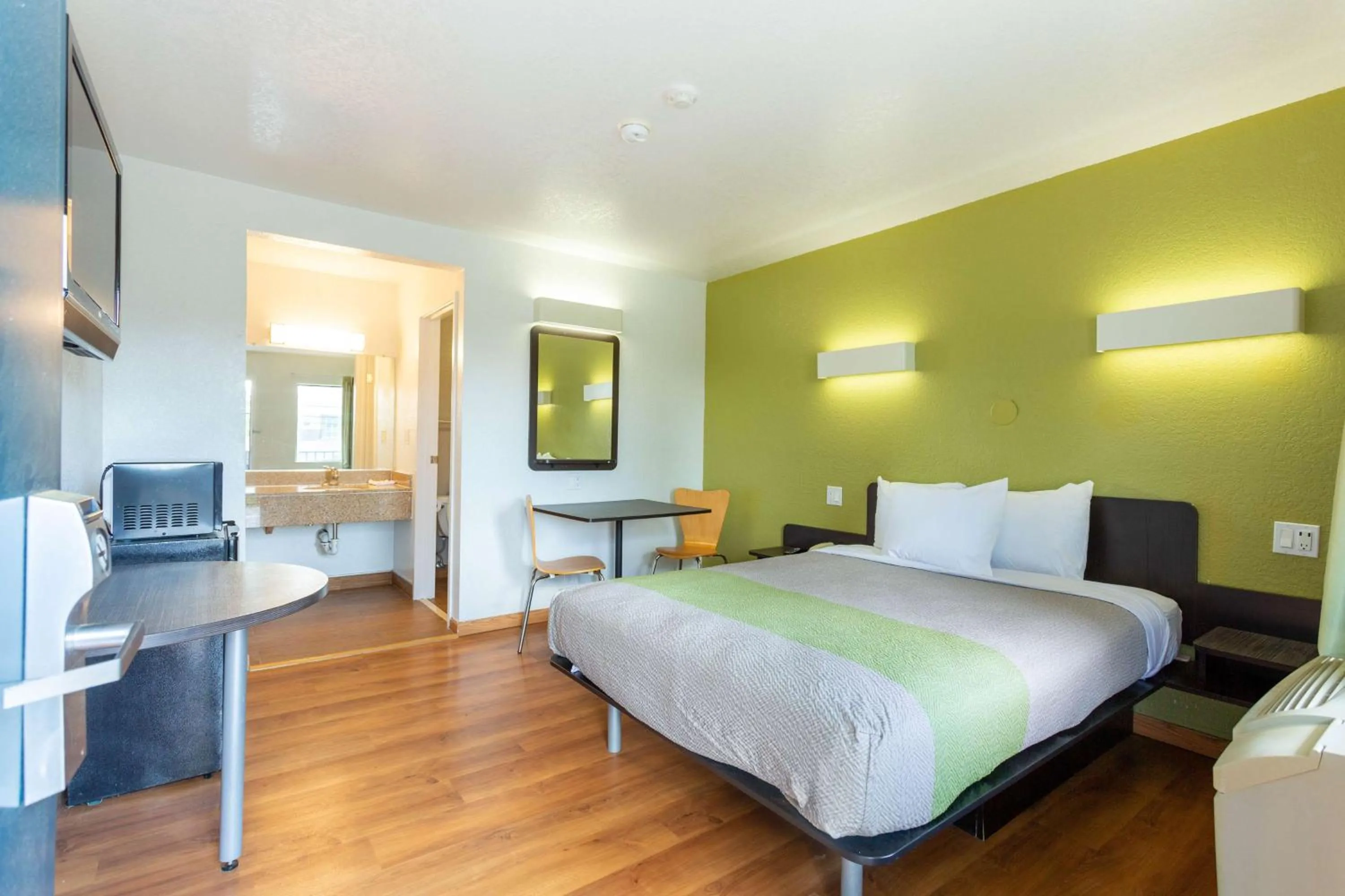 Photo of the whole room, Bed in Motel 6-Camp Springs, DC - South Camp Springs