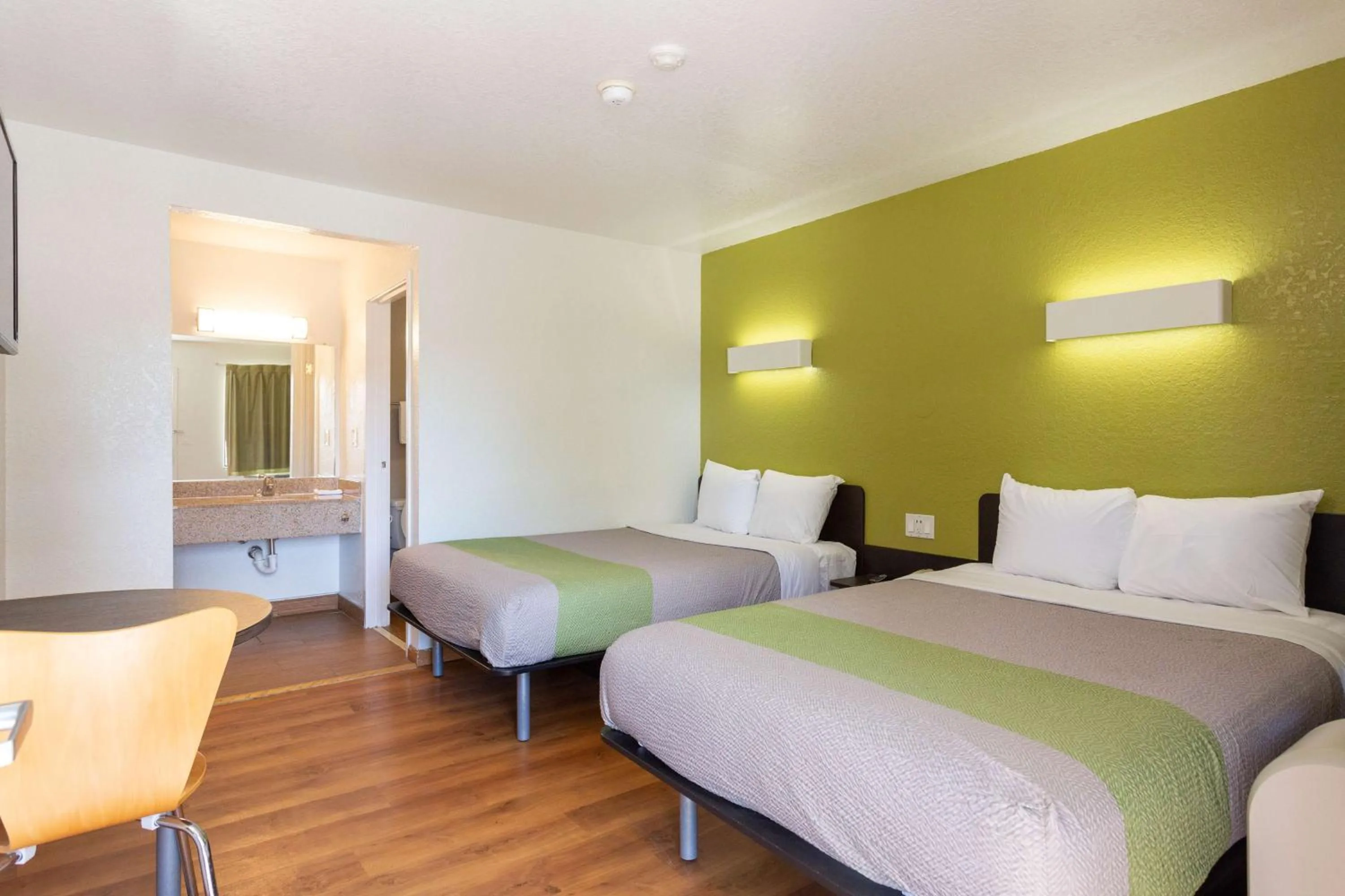 Photo of the whole room, Bed in Motel 6-Camp Springs, DC - South Camp Springs