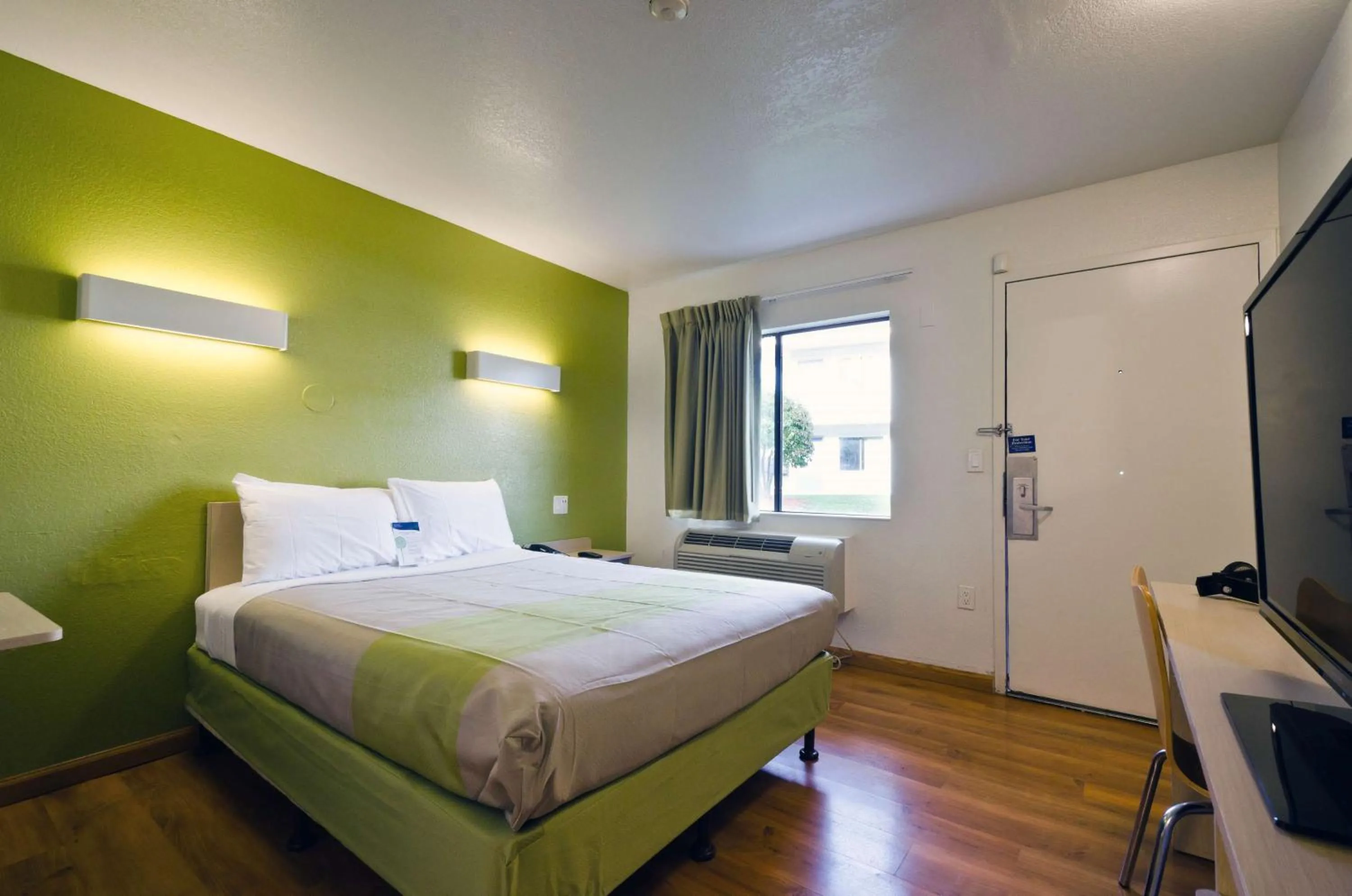 TV and multimedia, Bed in Motel 6-Camp Springs, DC - South Camp Springs