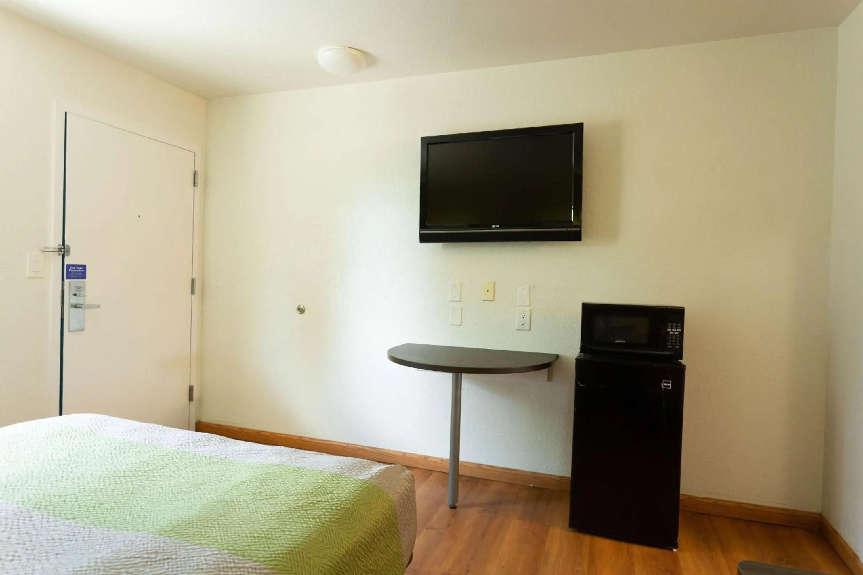 Photo of the whole room, Bed in Motel 6-Camp Springs, DC - South Camp Springs Photo of the whole room, Bed in Motel 6-Camp Springs, DC - South Camp Springs