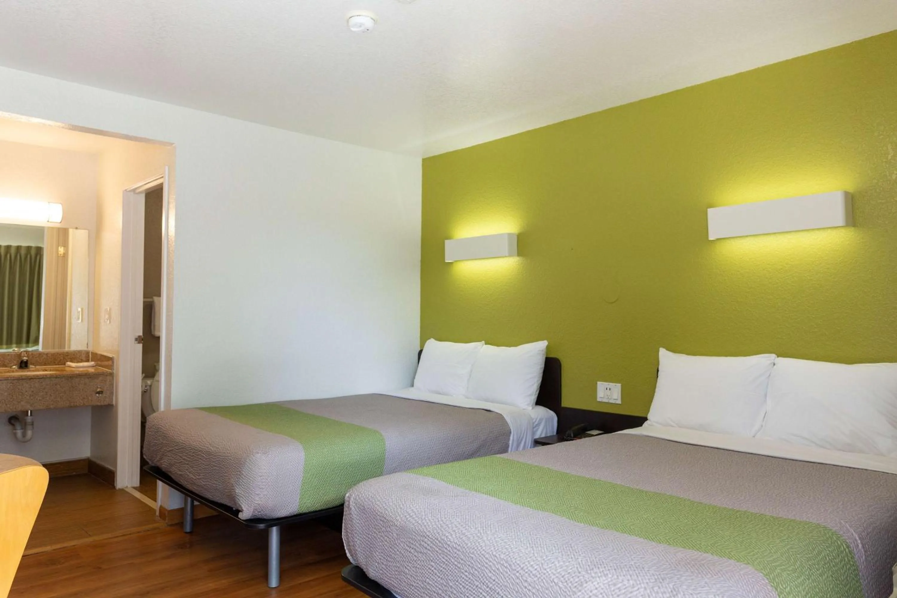 Photo of the whole room, Bed in Motel 6-Camp Springs, DC - South Camp Springs