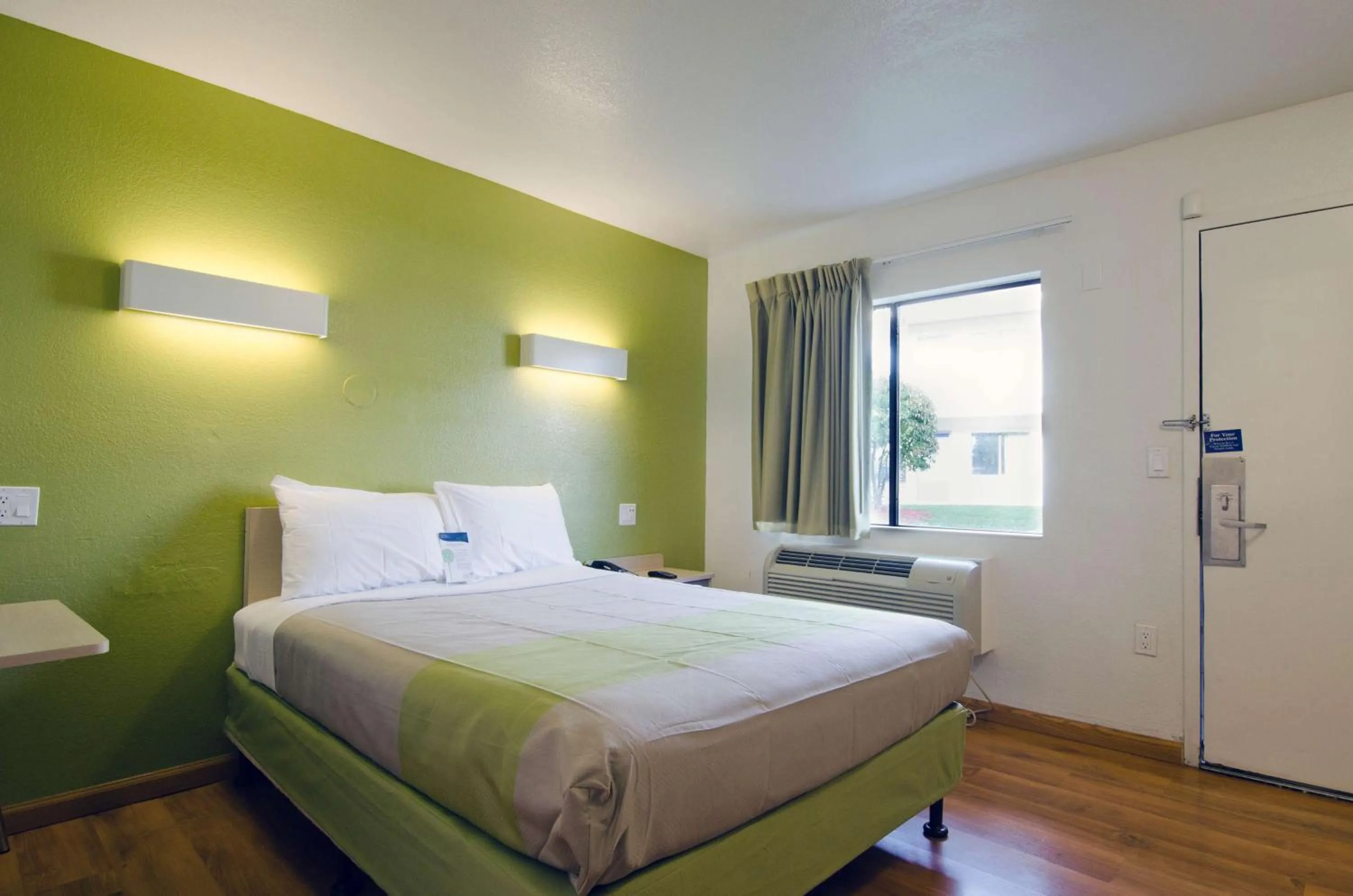 Photo of the whole room, Bed in Motel 6-Camp Springs, DC - South Camp Springs