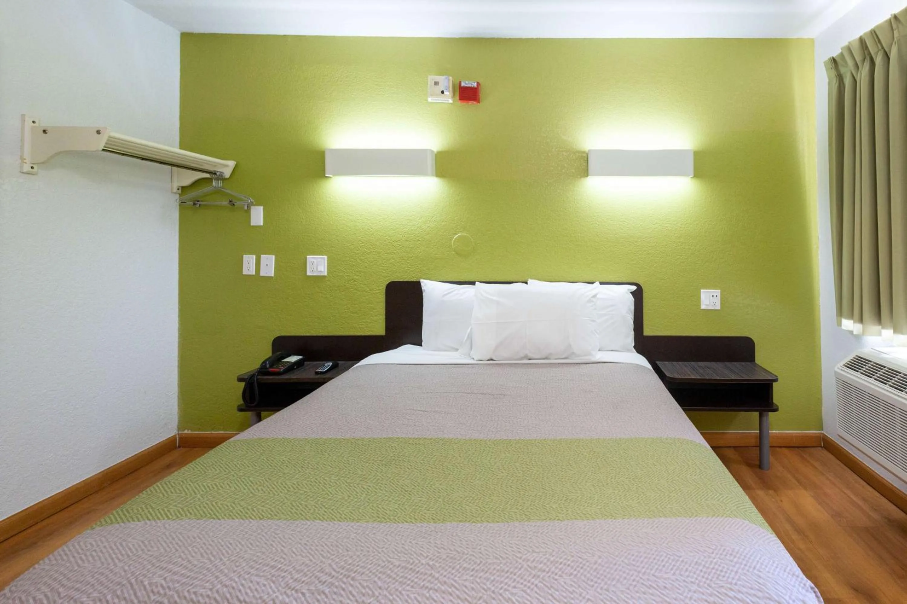 Photo of the whole room, Bed in Motel 6-Camp Springs, DC - South Camp Springs