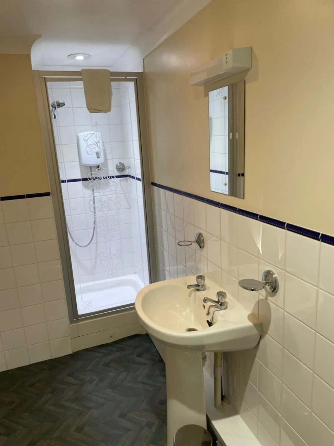 Shower in The Old Lamb