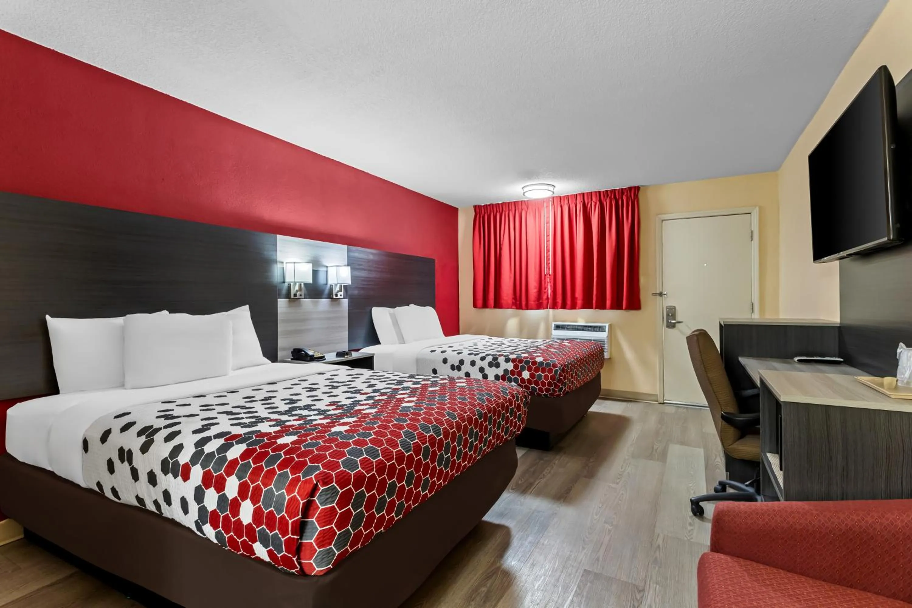 Bed in Econo Lodge Inn & Suites Santa Rosa