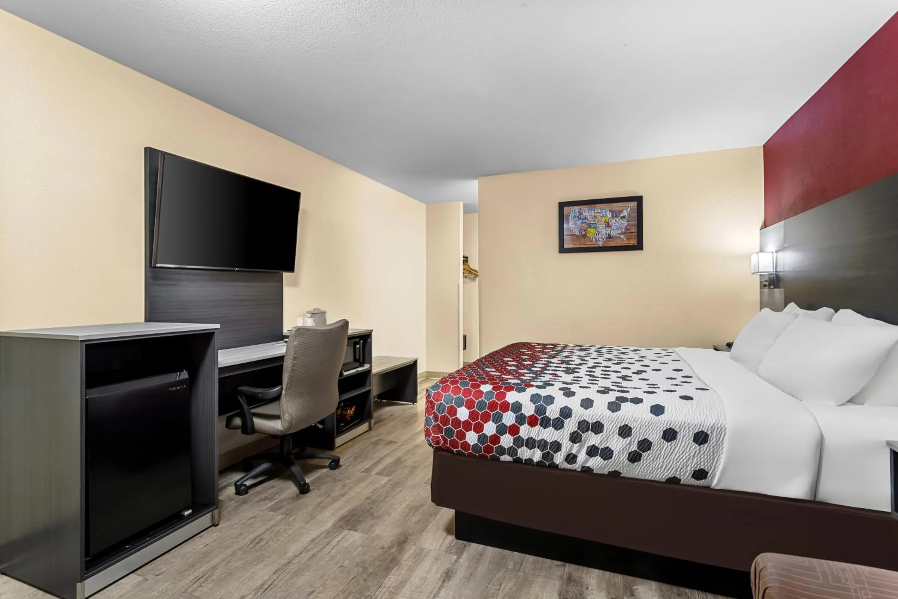 Bed in Econo Lodge Inn & Suites Santa Rosa