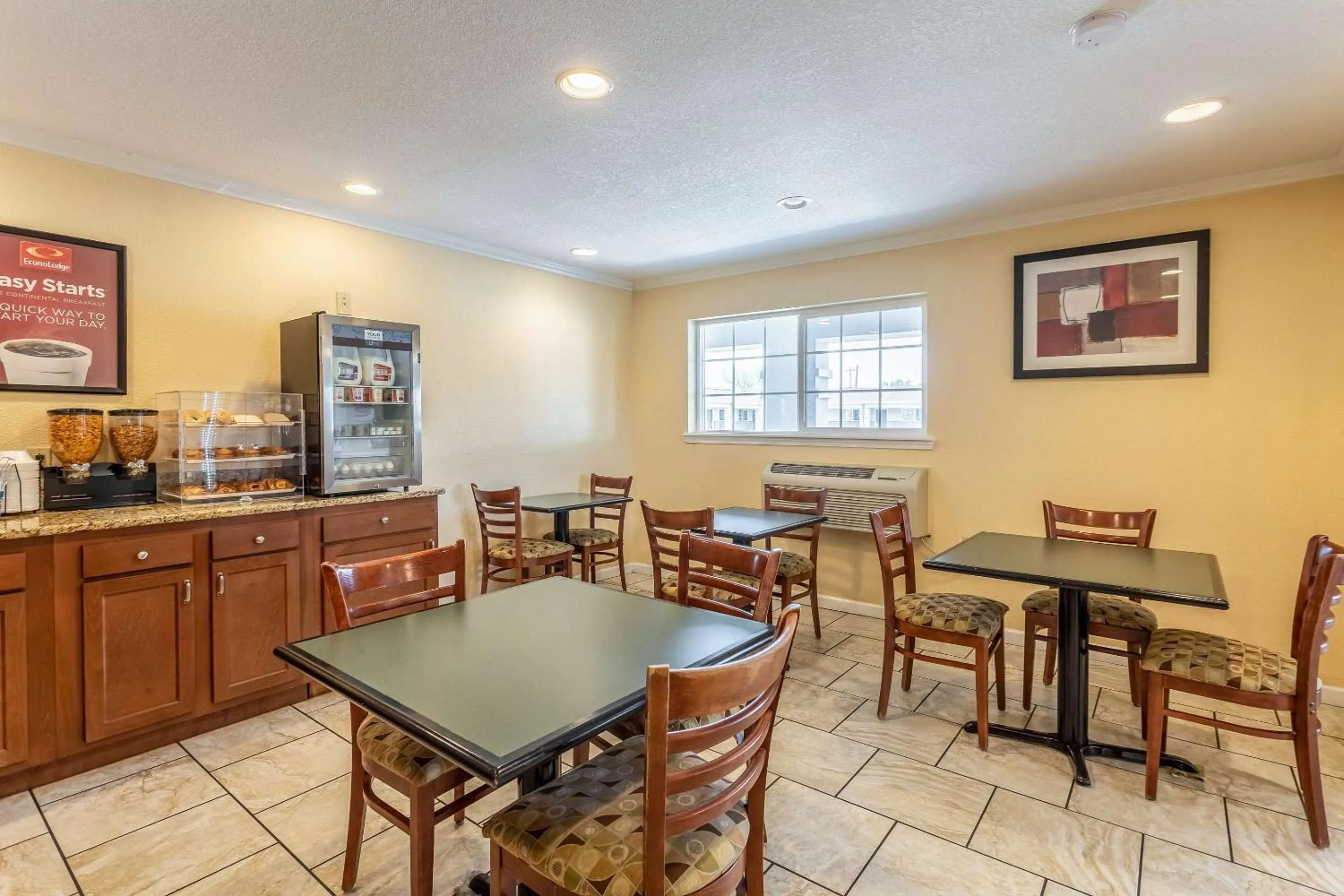 Breakfast in Econo Lodge Inn & Suites Santa Rosa