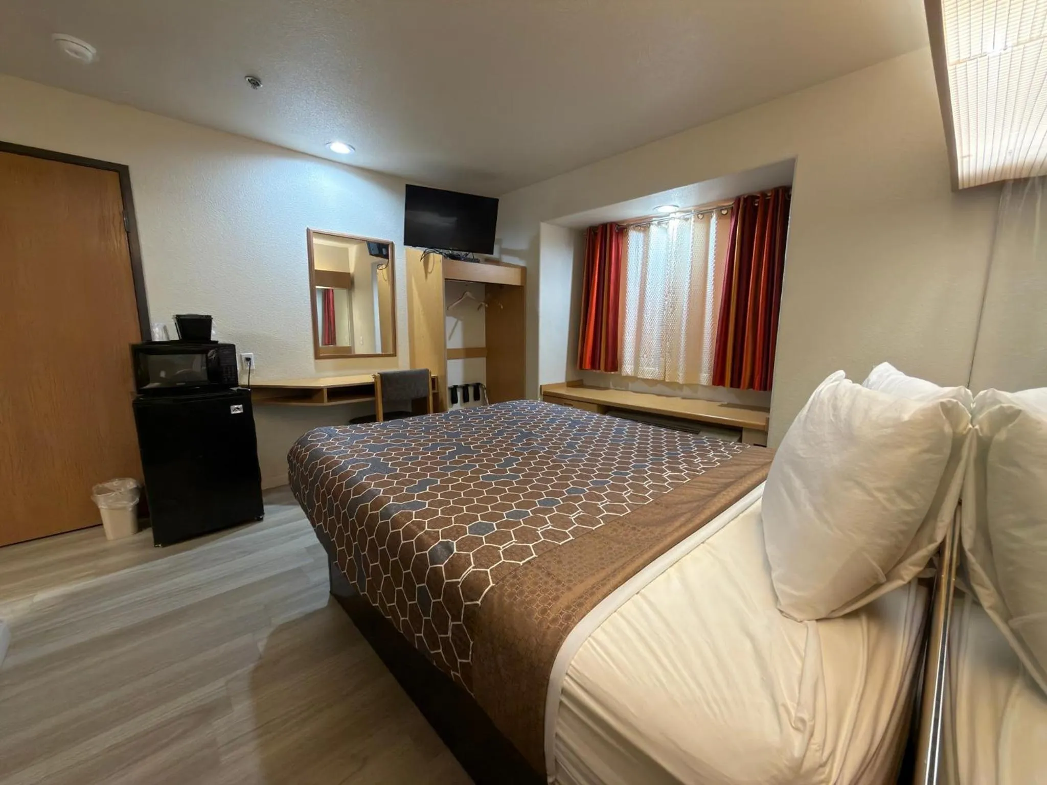 TV and multimedia, Bed in Americas Best Value Inn and Suites Ada