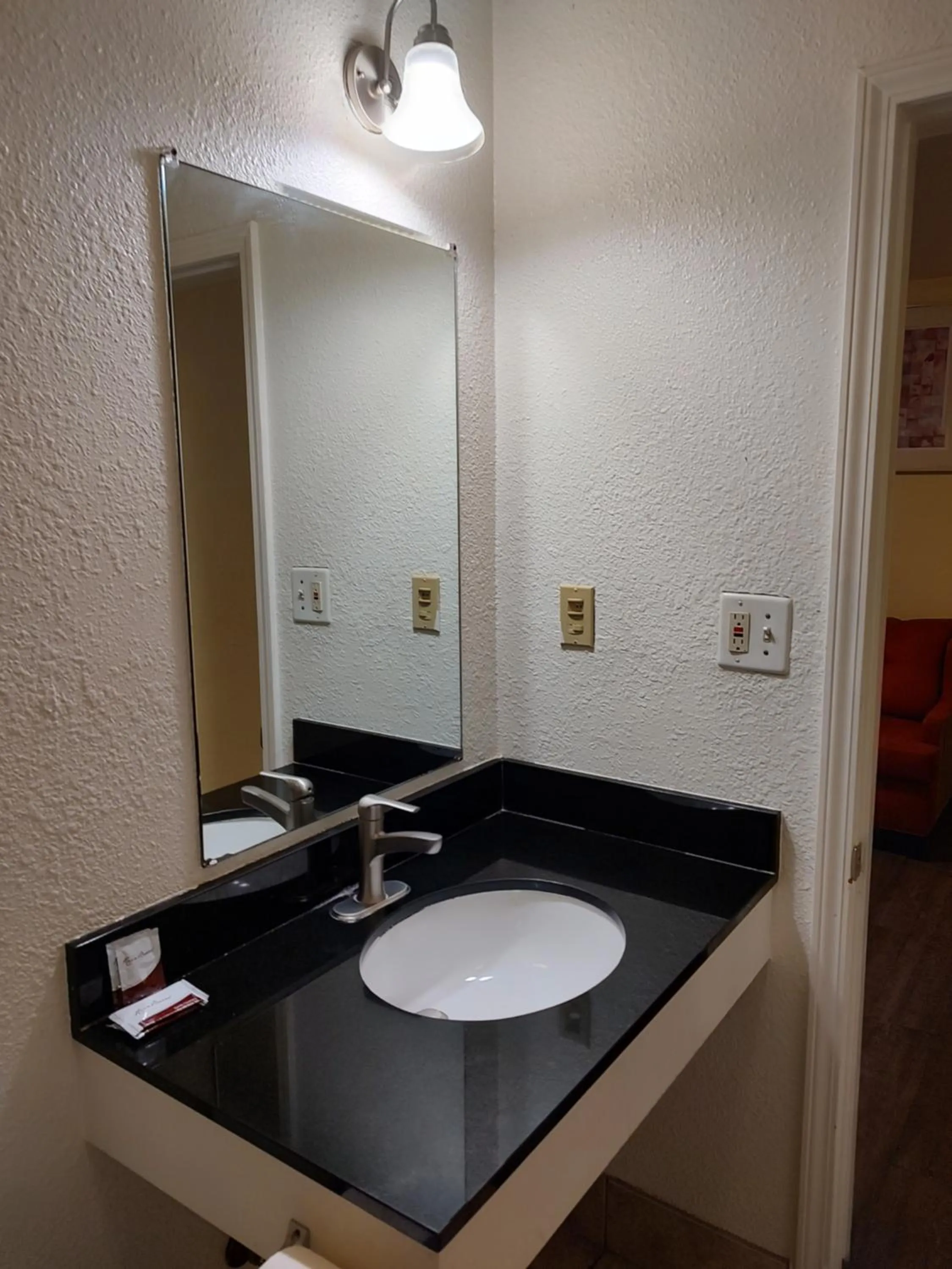 Bathroom in Economy Inn Richmond