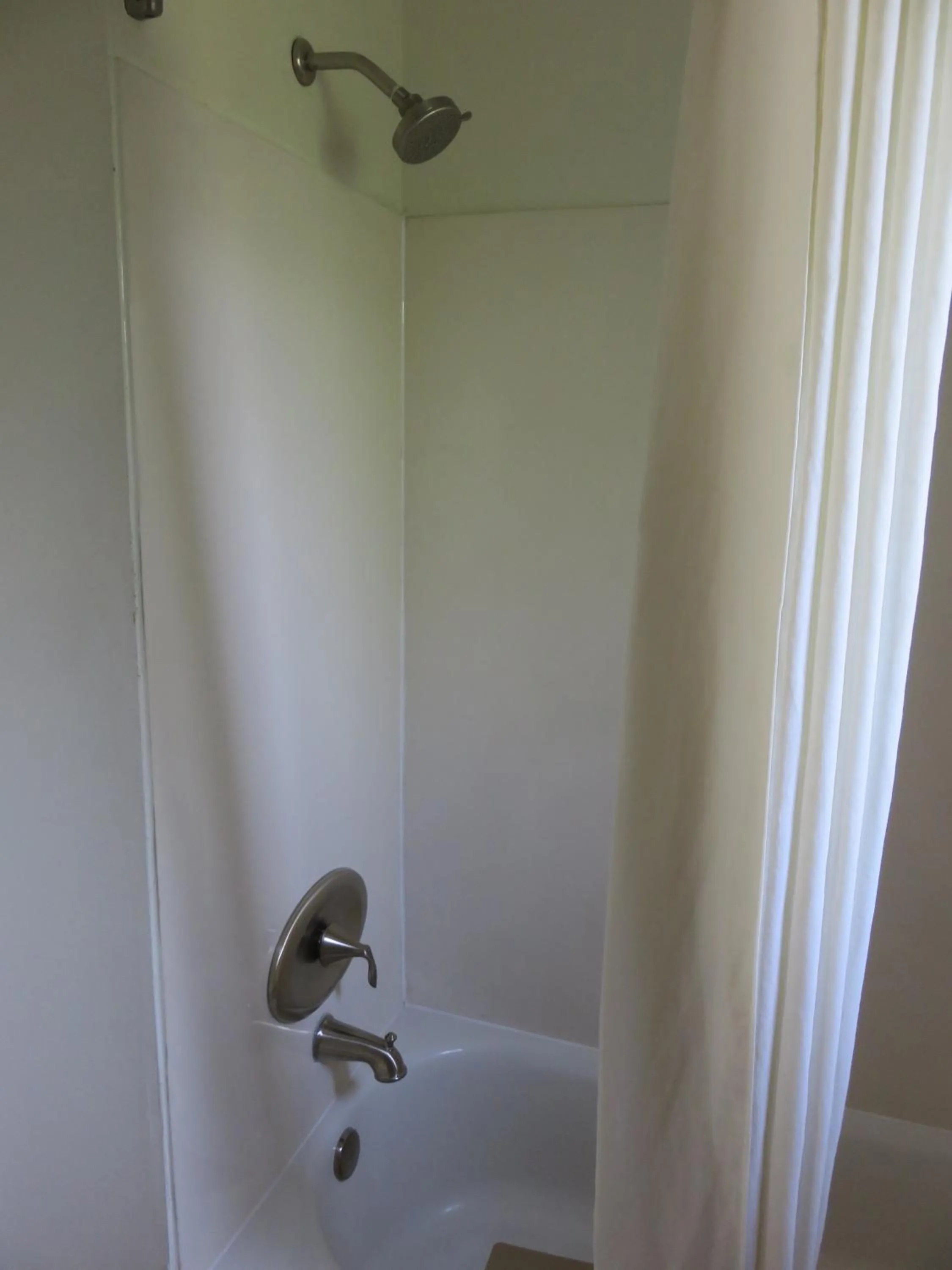 Shower in Economy Inn Richmond