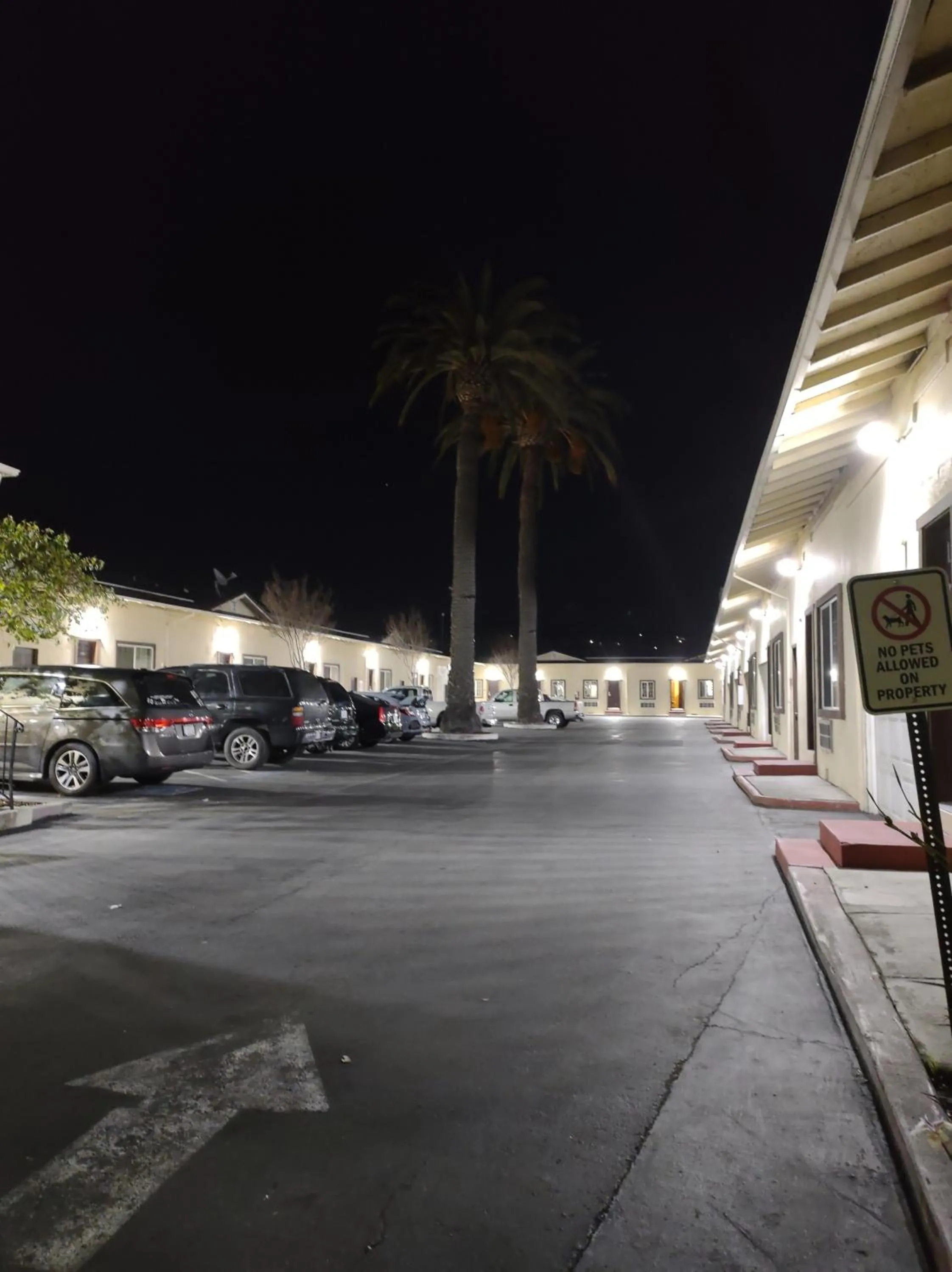 Property building in Economy Inn Richmond