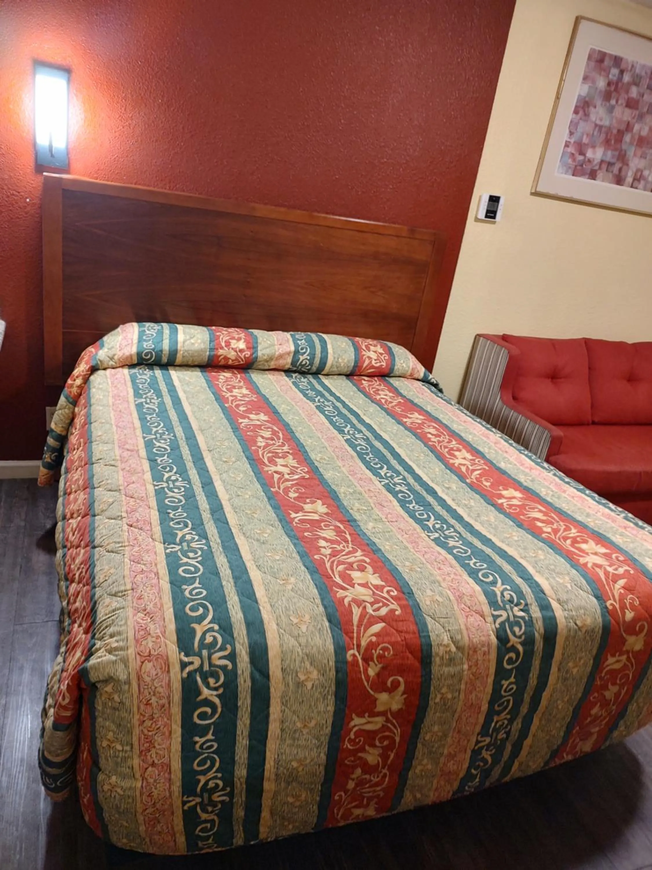 Bed in Economy Inn Richmond
