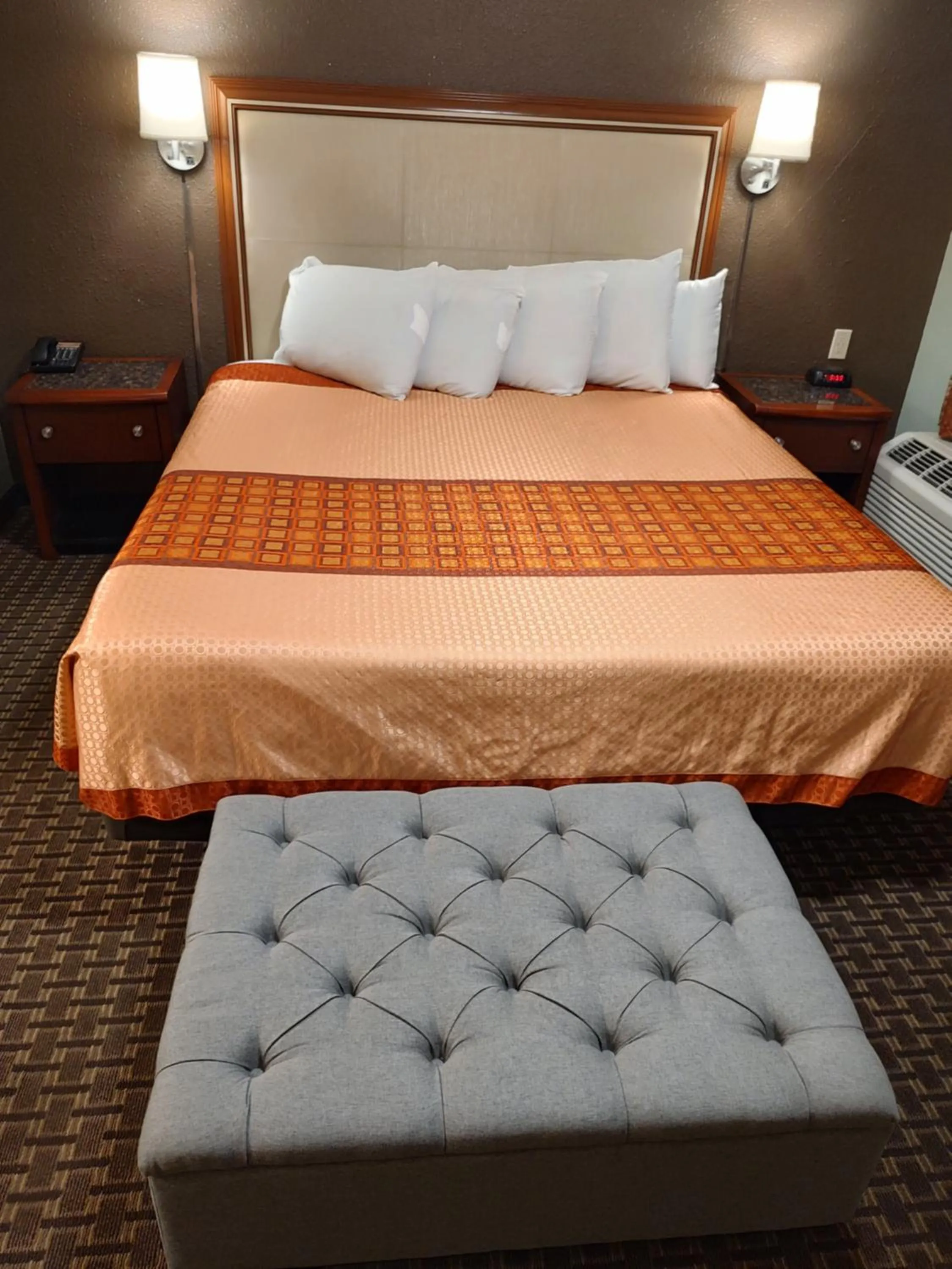 Bed in Economy Inn Richmond