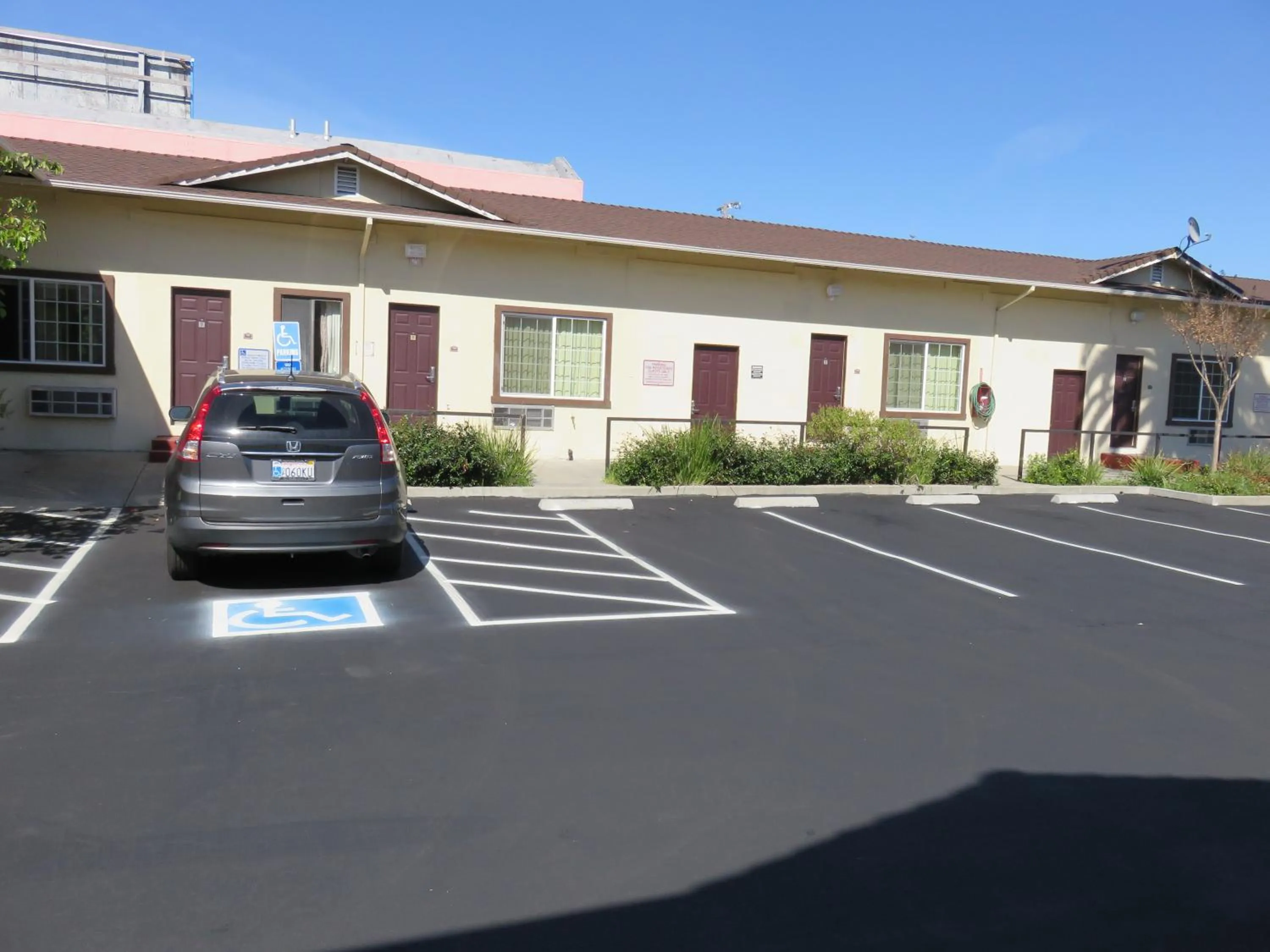 Facade/entrance in Economy Inn Richmond