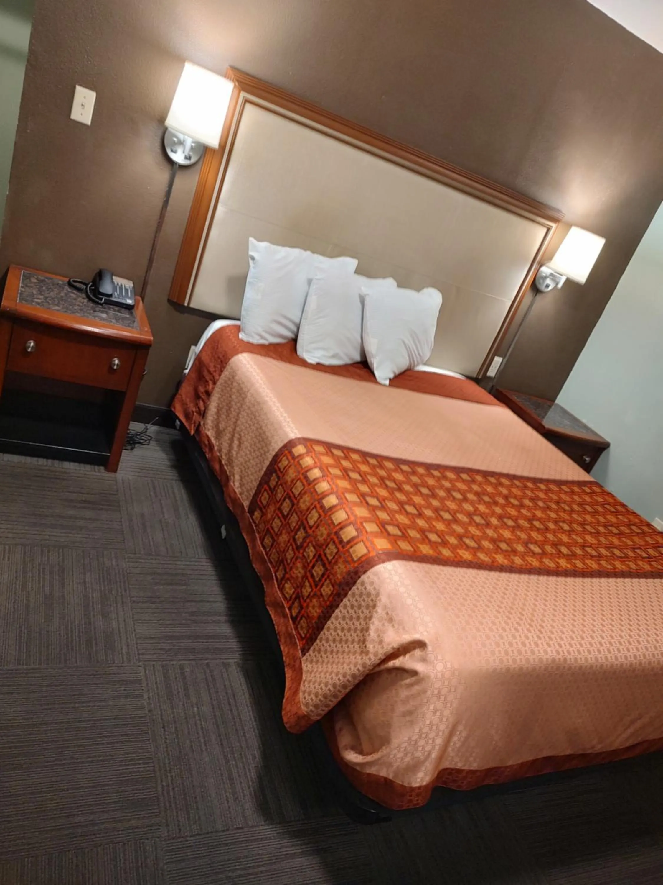 Bed in Economy Inn Richmond