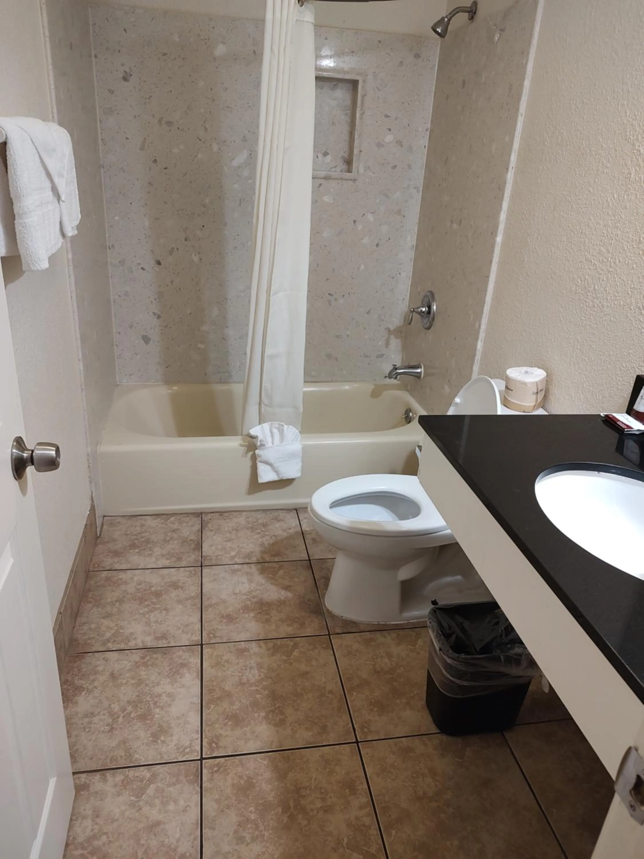 Bathroom in Economy Inn Richmond