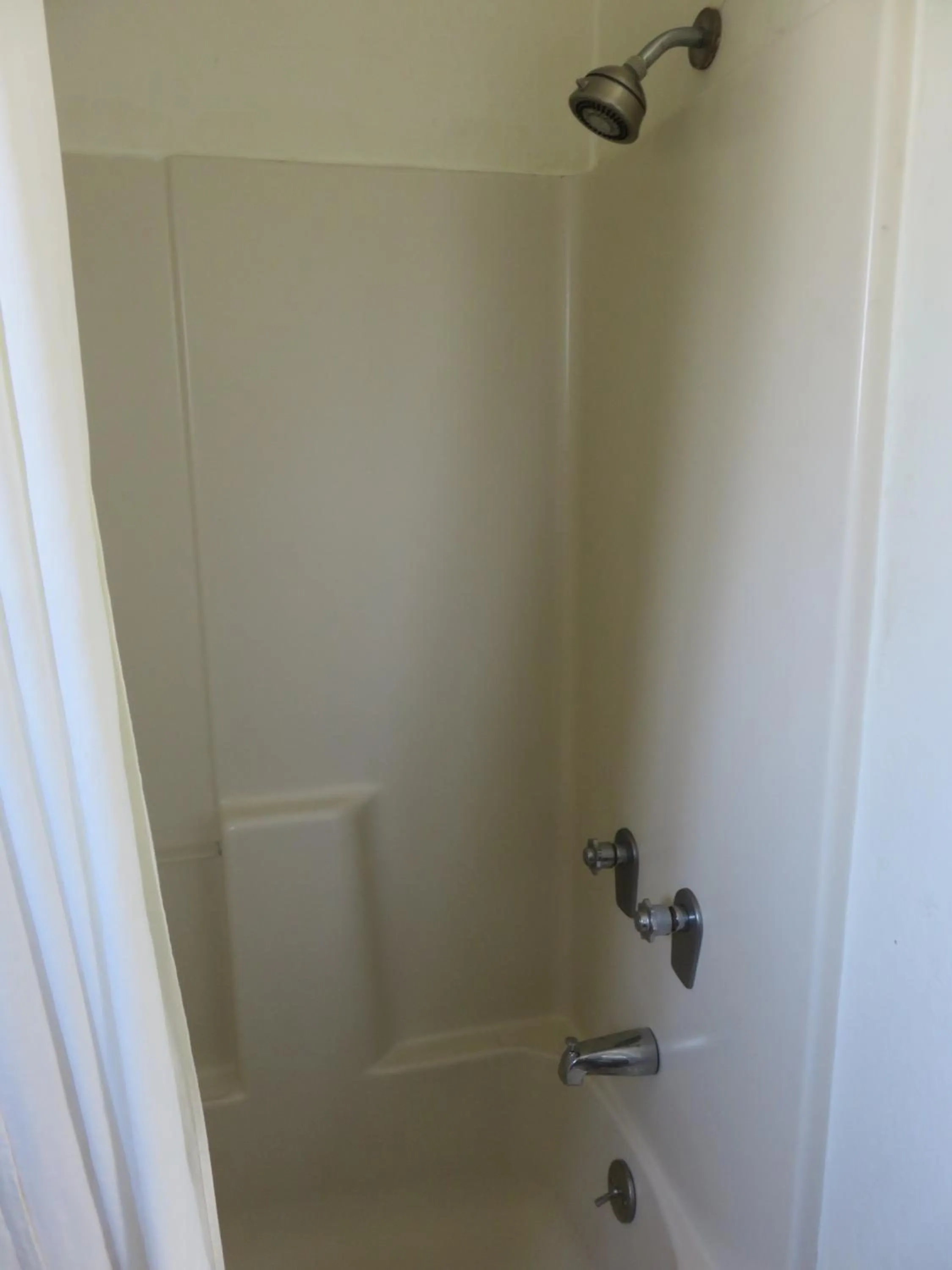 Shower in Economy Inn Richmond