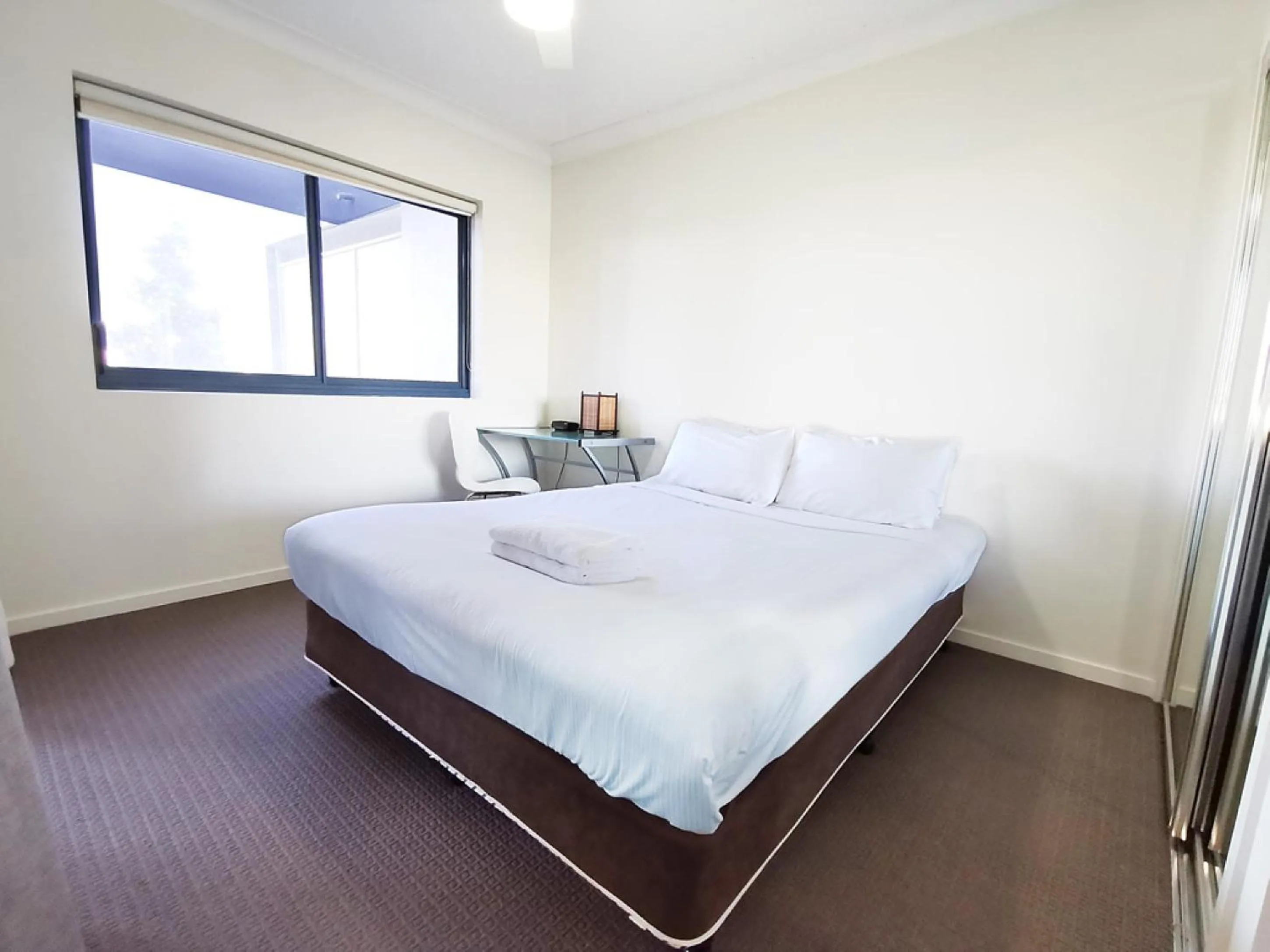 Bedroom, Bed in Inn on the Park Apartments