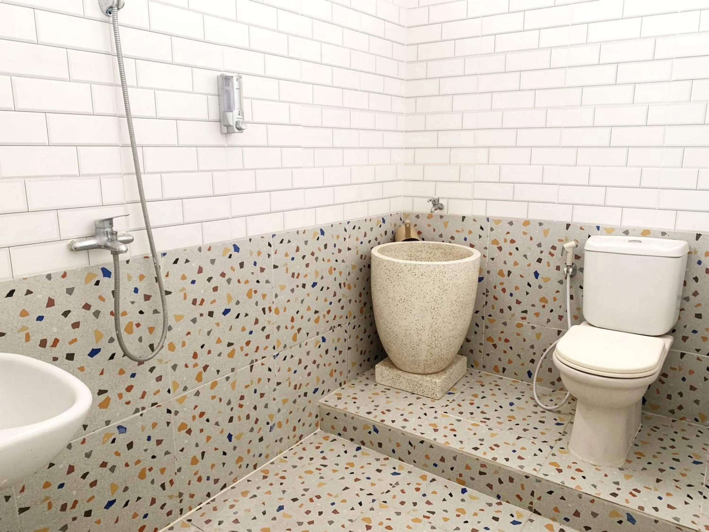 Bathroom in Tjahaja Baroe Syariah Mitra RedDoorz At Dukuh Kupang