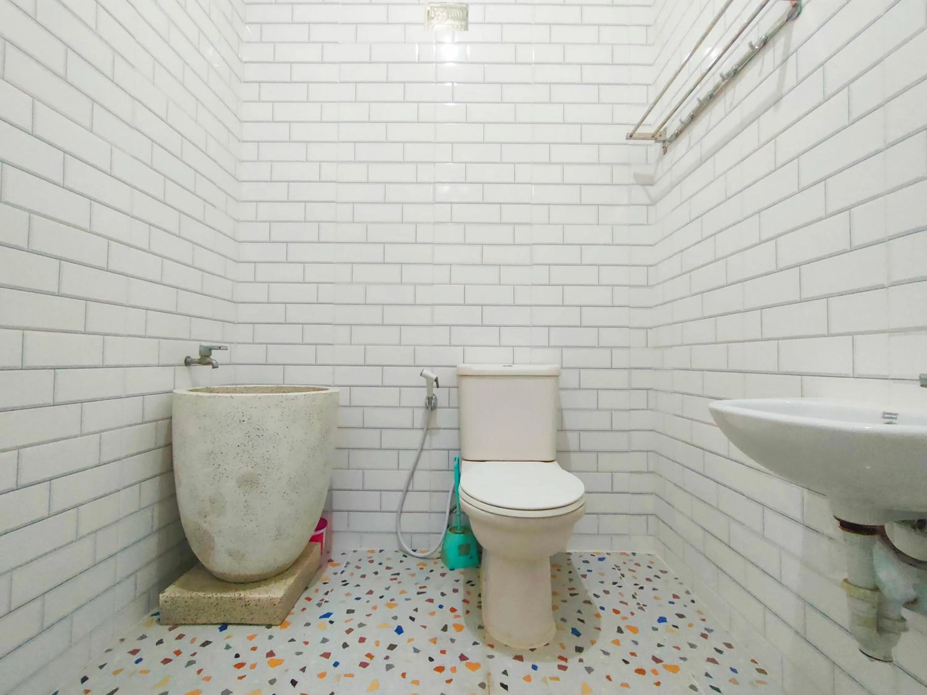 Bathroom in Tjahaja Baroe Syariah Mitra RedDoorz At Dukuh Kupang