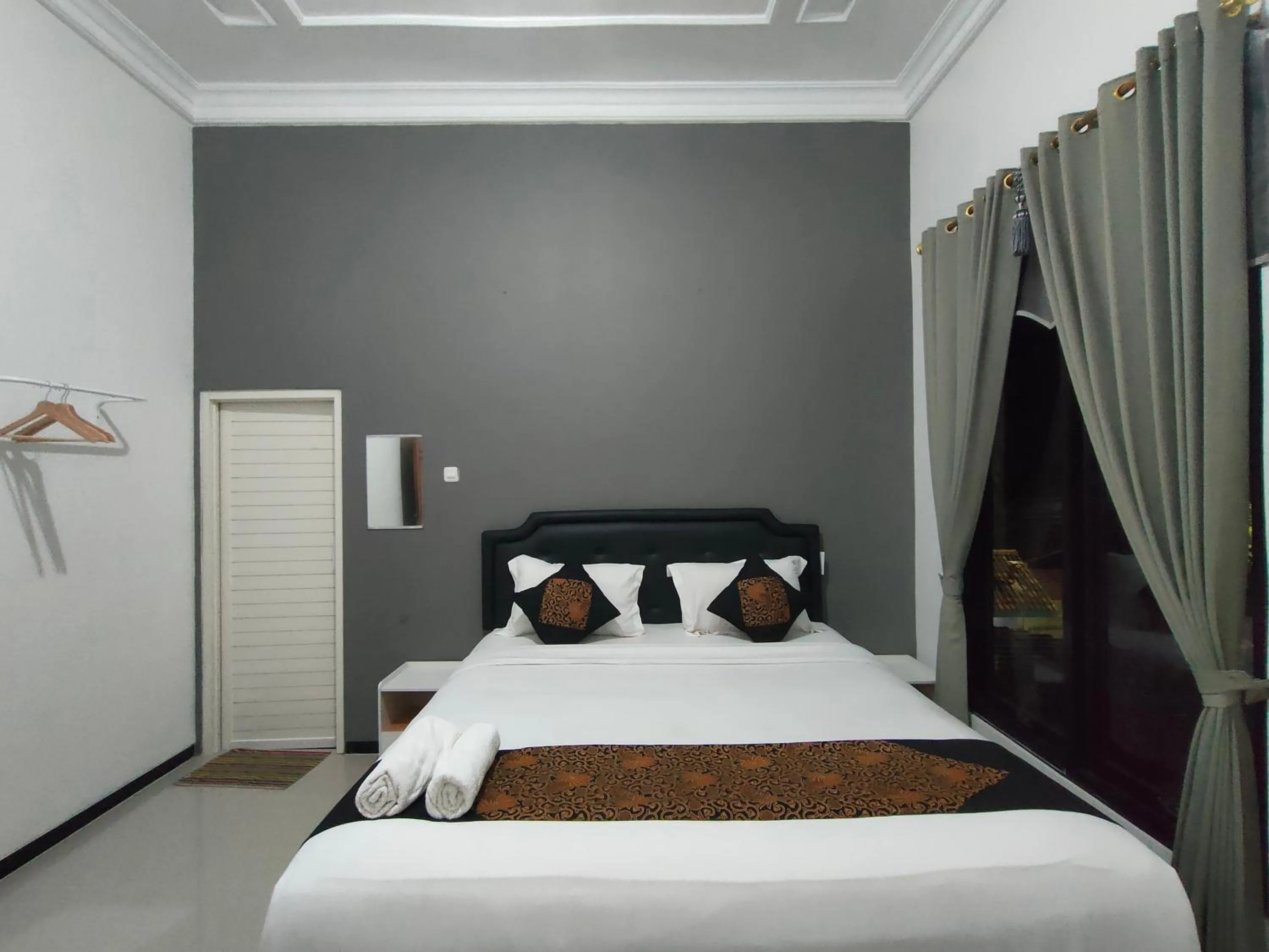 Bedroom, Bed in Tjahaja Baroe Syariah Mitra RedDoorz At Dukuh Kupang