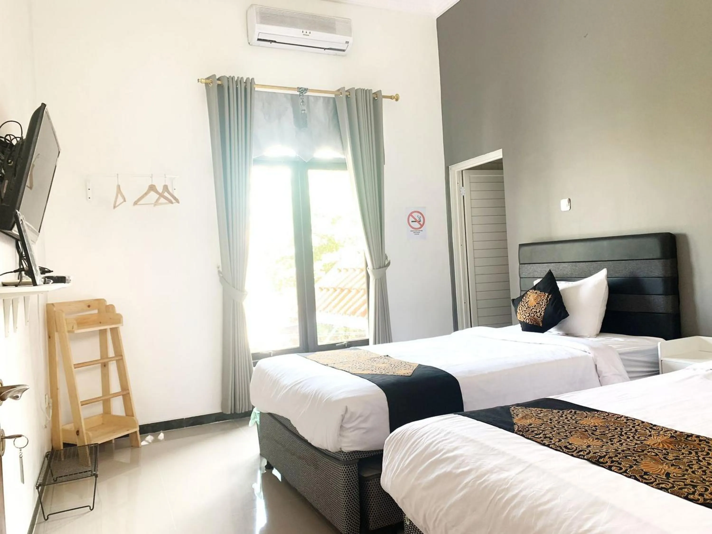 Bedroom, Bed in Tjahaja Baroe Syariah Mitra RedDoorz At Dukuh Kupang