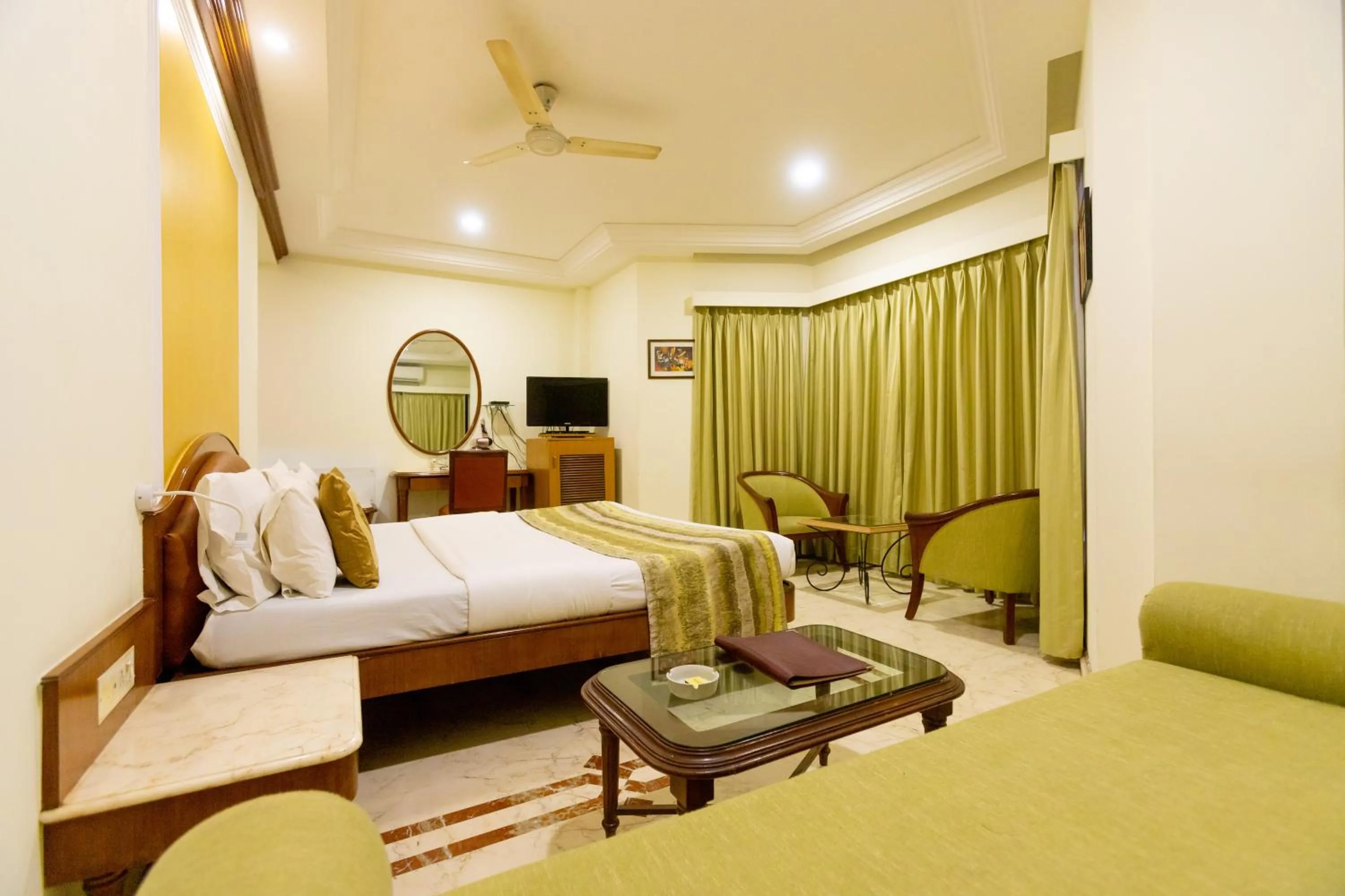 Bedroom, Bed in Garden Hotel